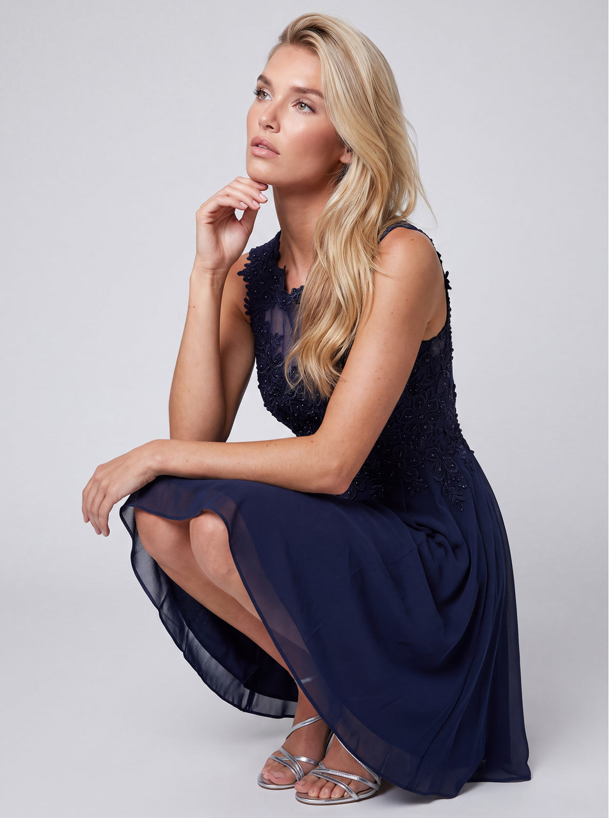 Kleid mit floraler Spitze und Chiffon | nachtblau