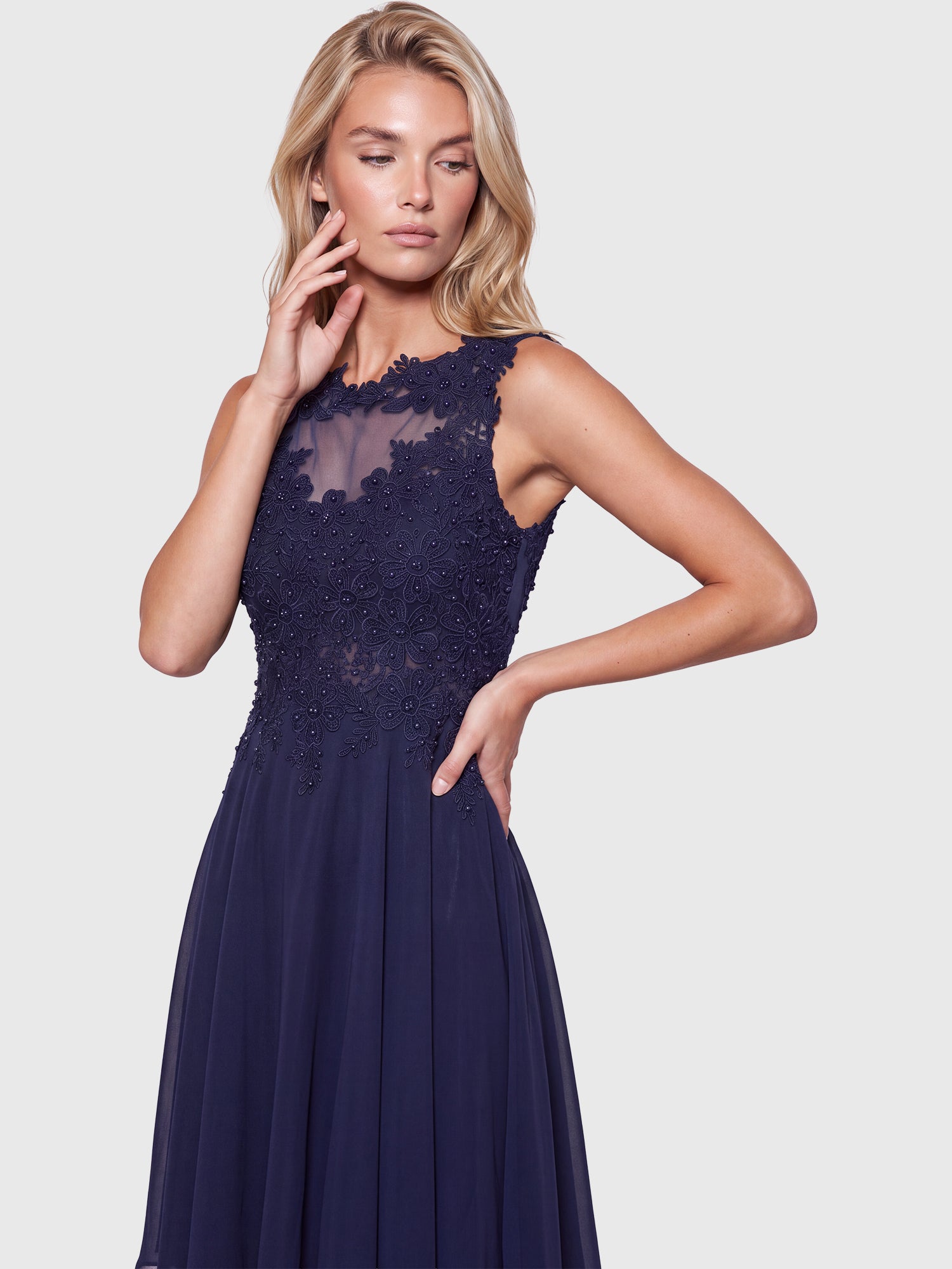 Kleid mit floraler Spitze und Chiffon | nachtblau