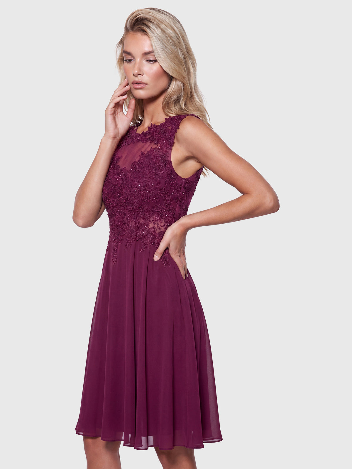Kleid mit floraler Spitze und Chiffon | merlot