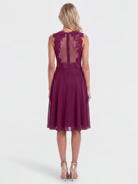 Kleid mit floraler Spitze und Chiffon | merlot