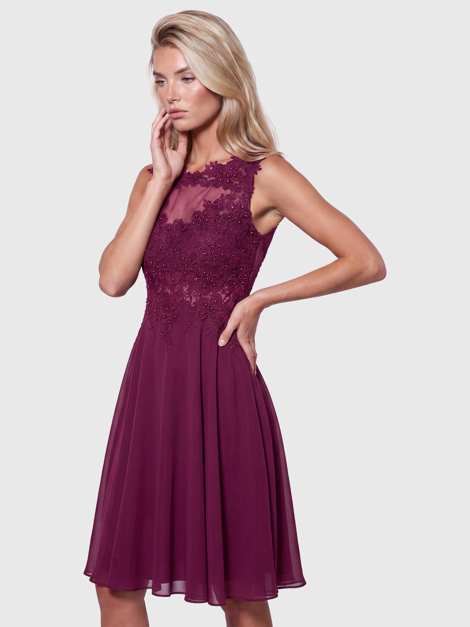 Kleid mit floraler Spitze und Chiffon | merlot
