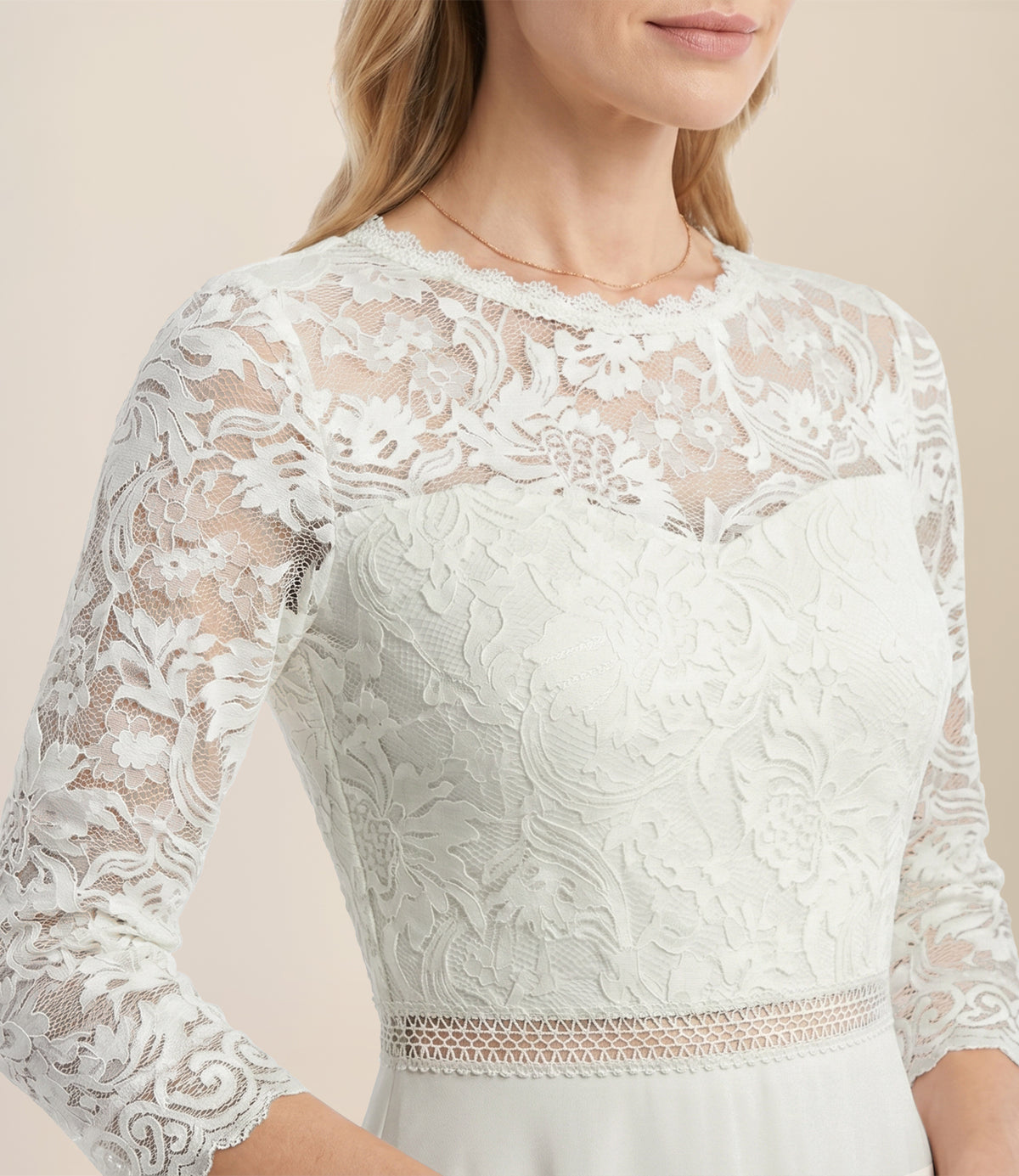 Abendkleid aus Spitze und Chiffon | cream