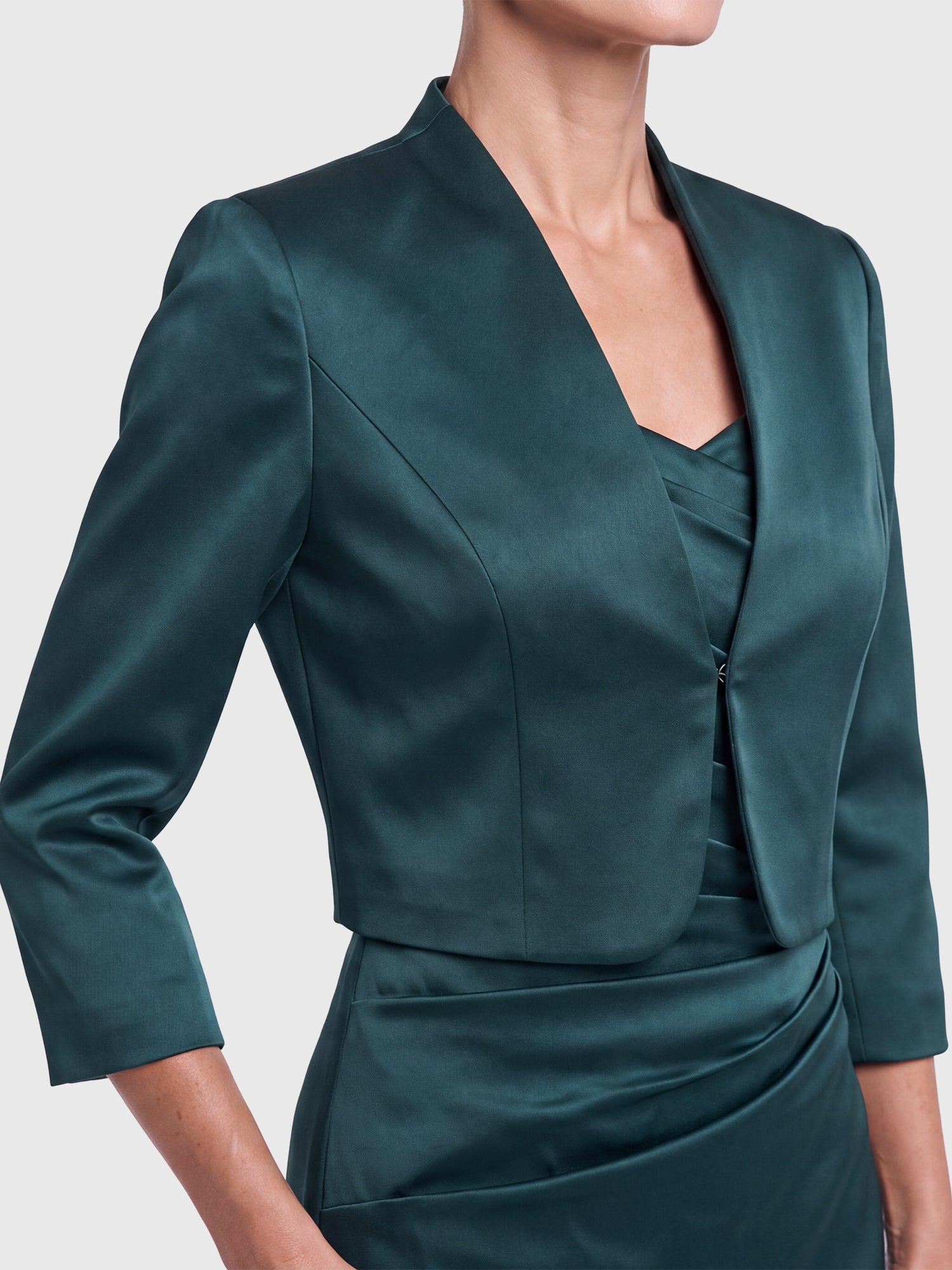 Kleiner Bolero aus elastischer Satinqualität | emerald