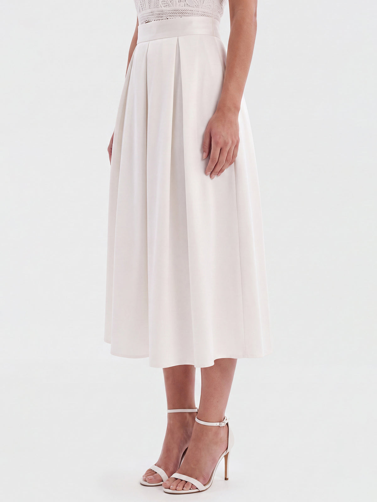Weitschwingender Rock aus mattschimmerndem Satin | creme