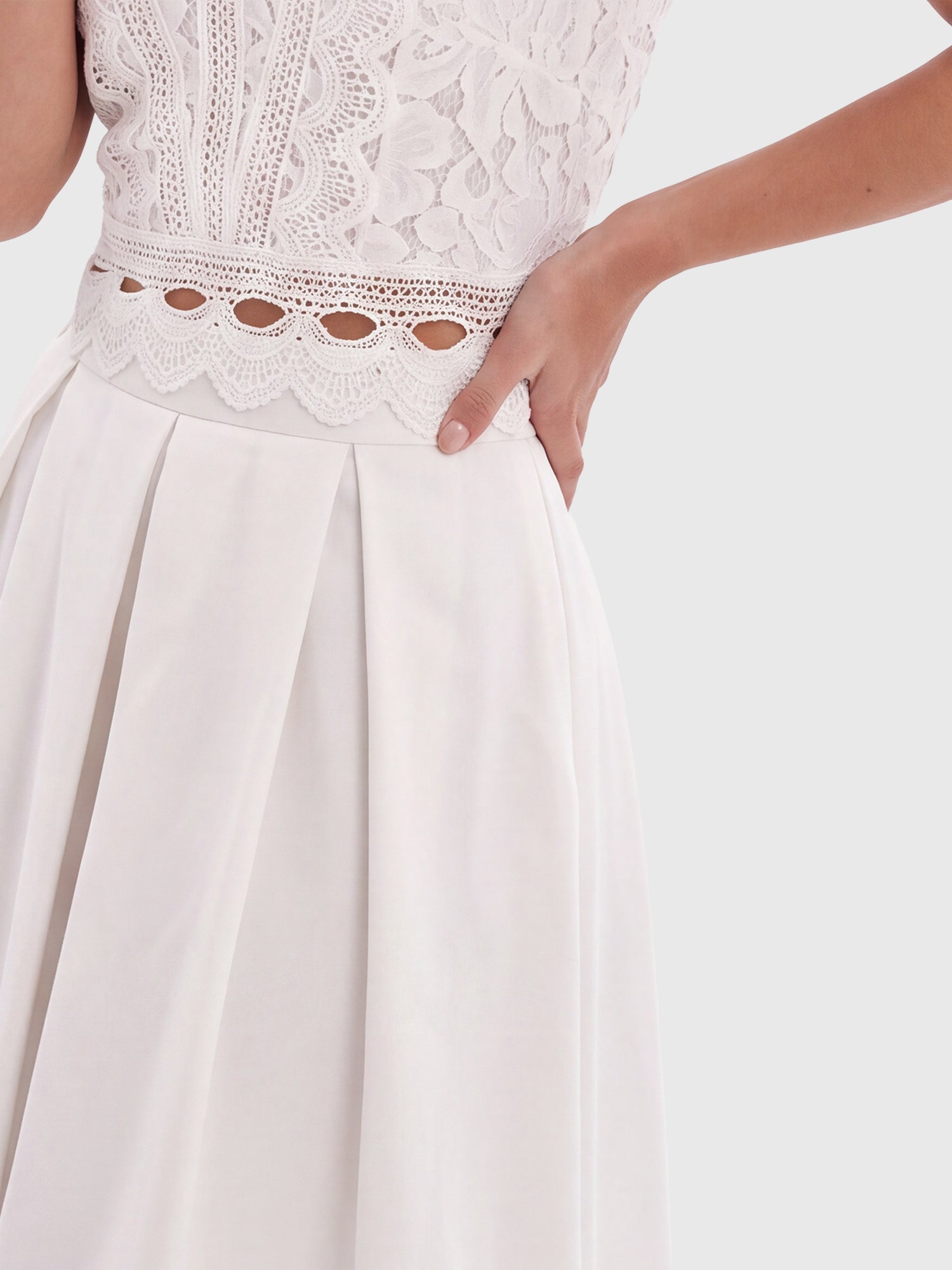 Weitschwingender Rock aus mattschimmerndem Satin | creme