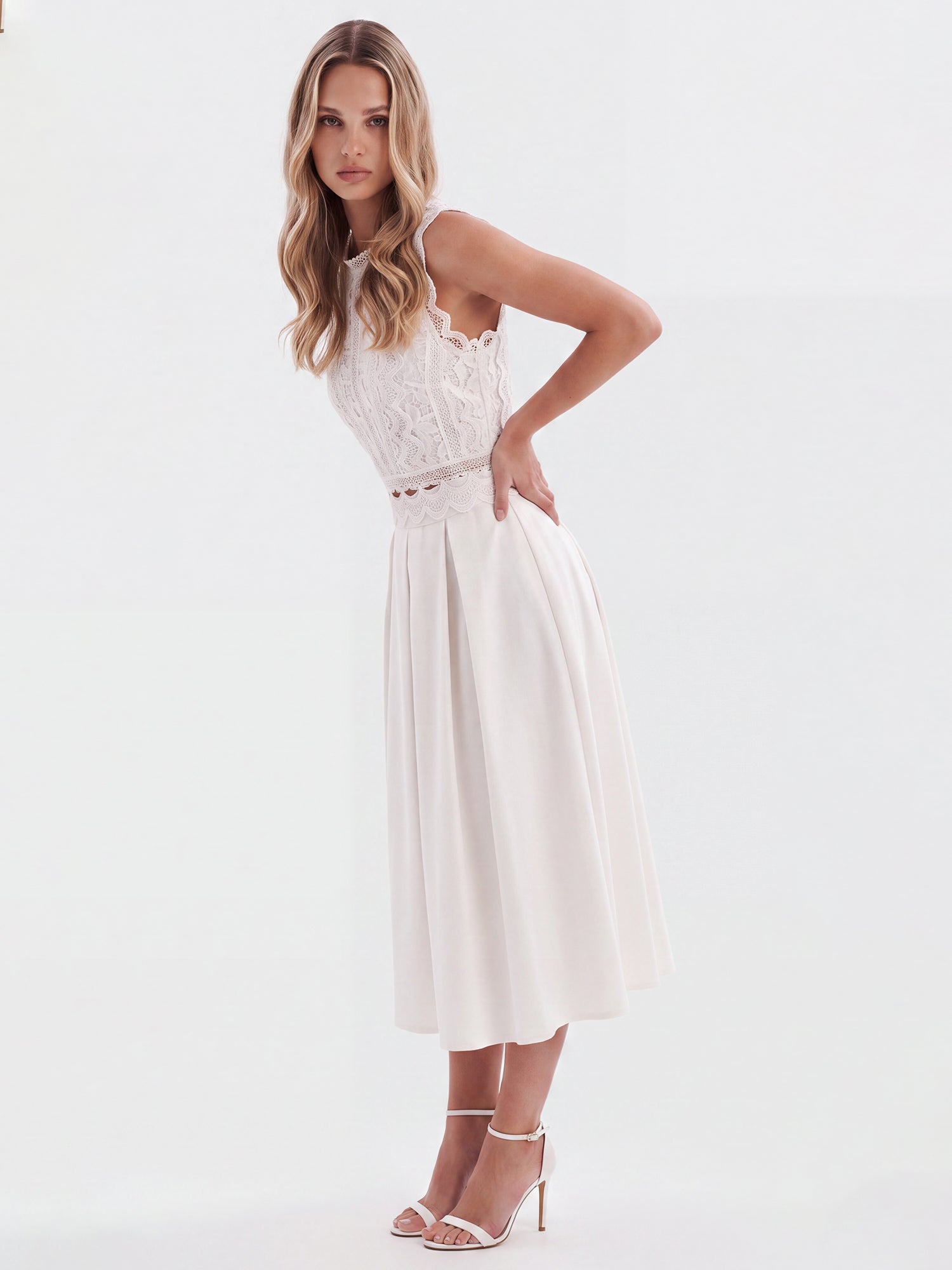 Weitschwingender Rock aus mattschimmerndem Satin | creme