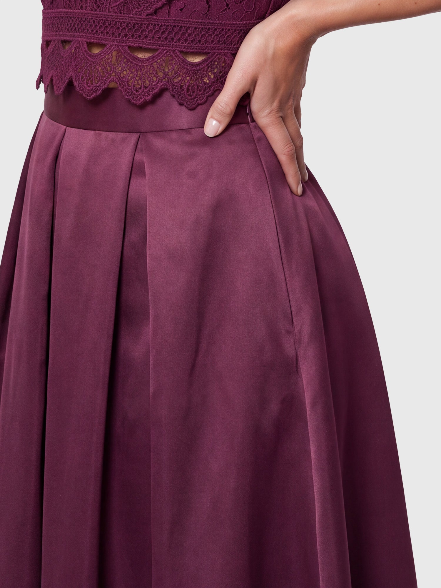 Weitschwingender Rock aus mattschimmerndem Satin | weinrot