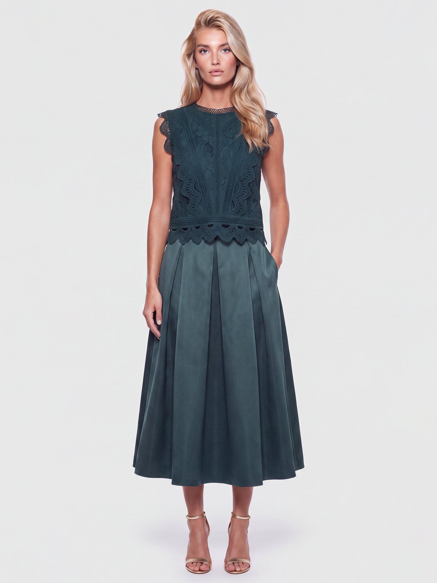 Weitschwingender Rock aus mattschimmerndem Satin | emerald