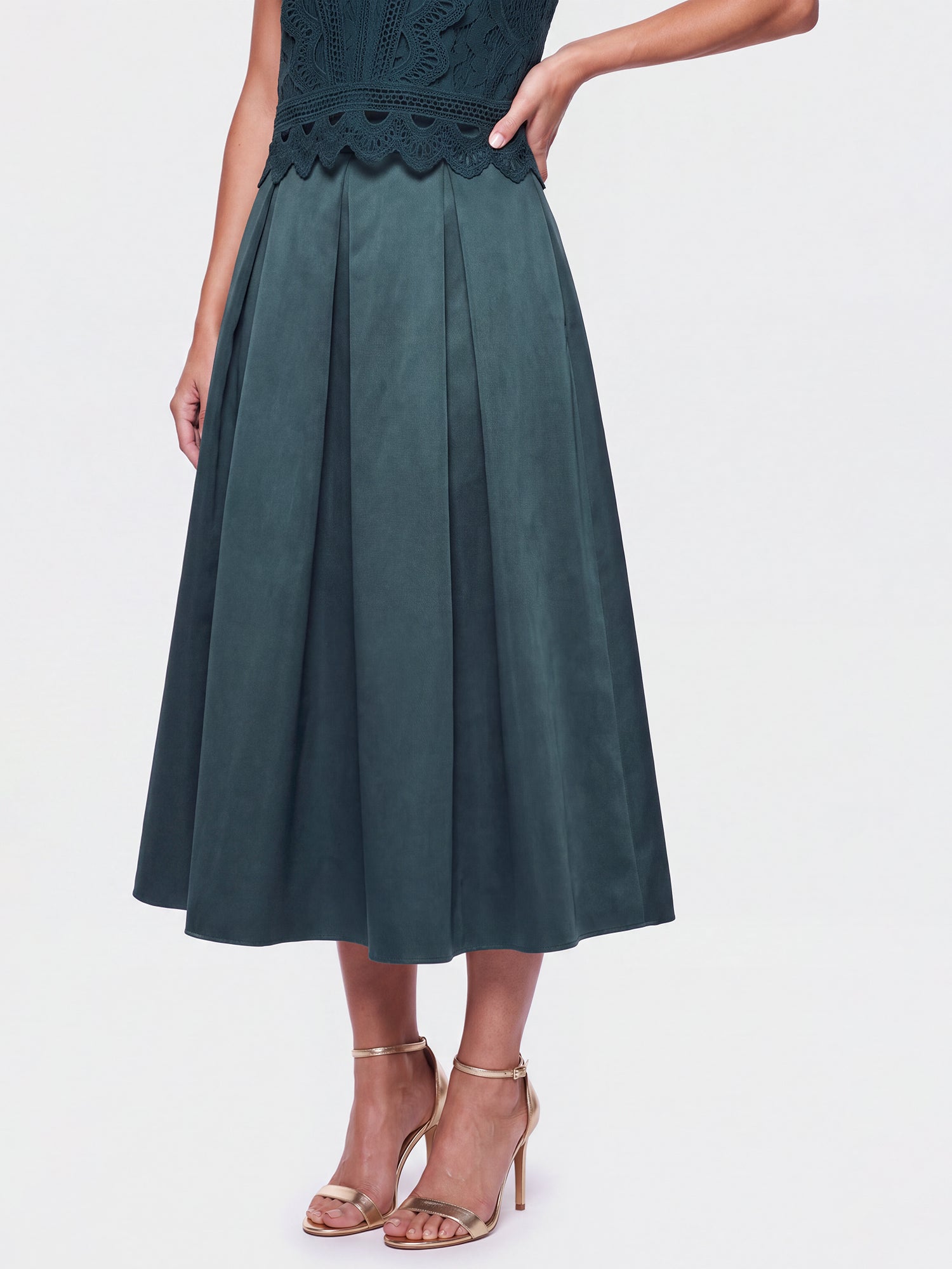 Weitschwingender Rock aus mattschimmerndem Satin | emerald
