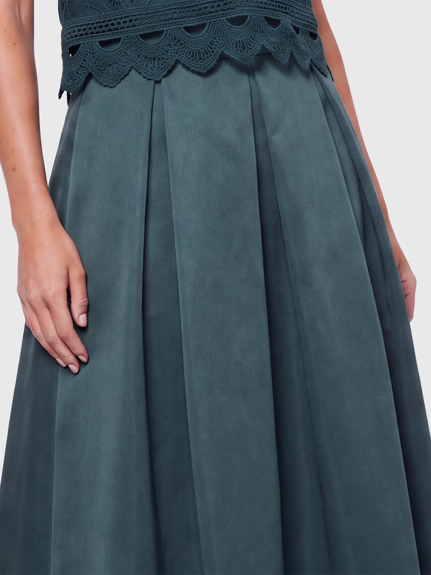 Weitschwingender Rock aus mattschimmerndem Satin | emerald