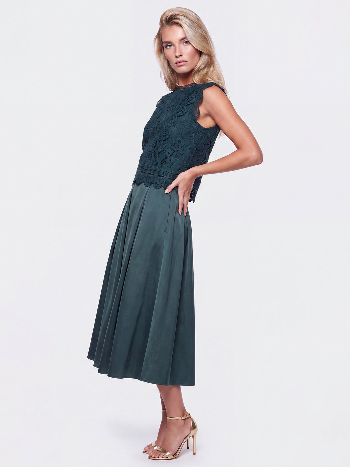Weitschwingender Rock aus mattschimmerndem Satin | emerald