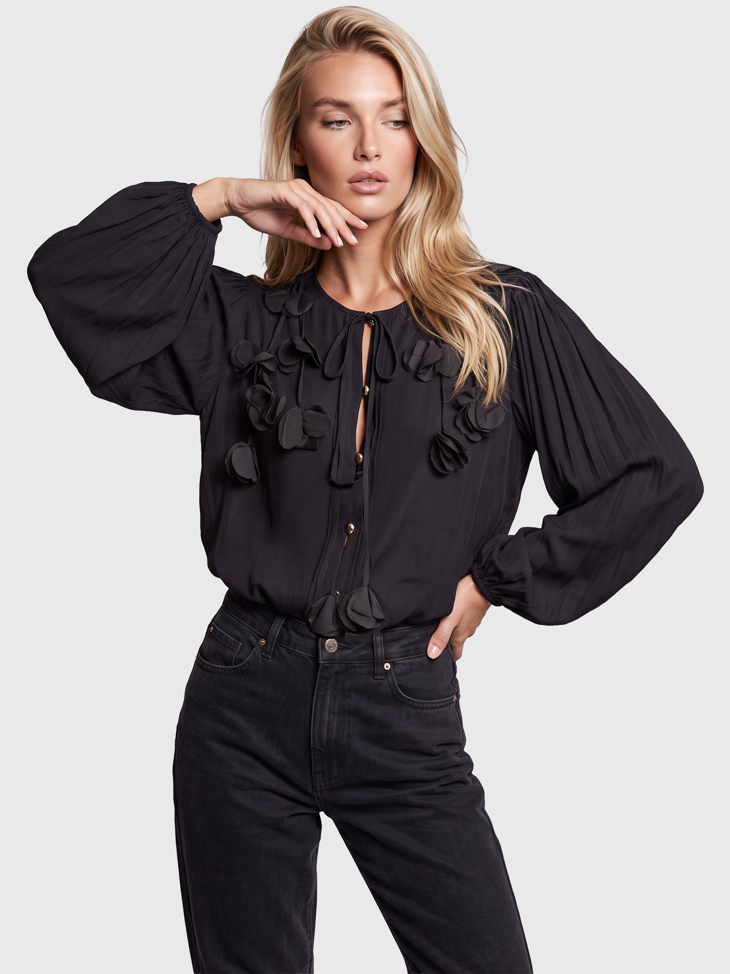 Bluse mit Blütenapplikationen | schwarz