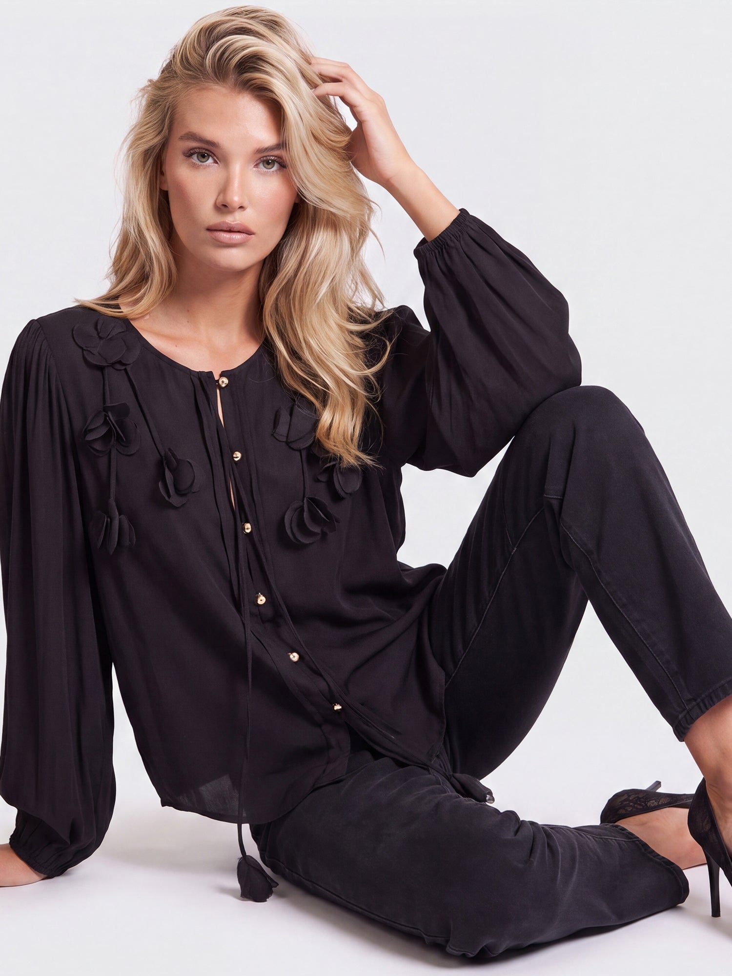 Bluse mit Blütenapplikationen | schwarz
