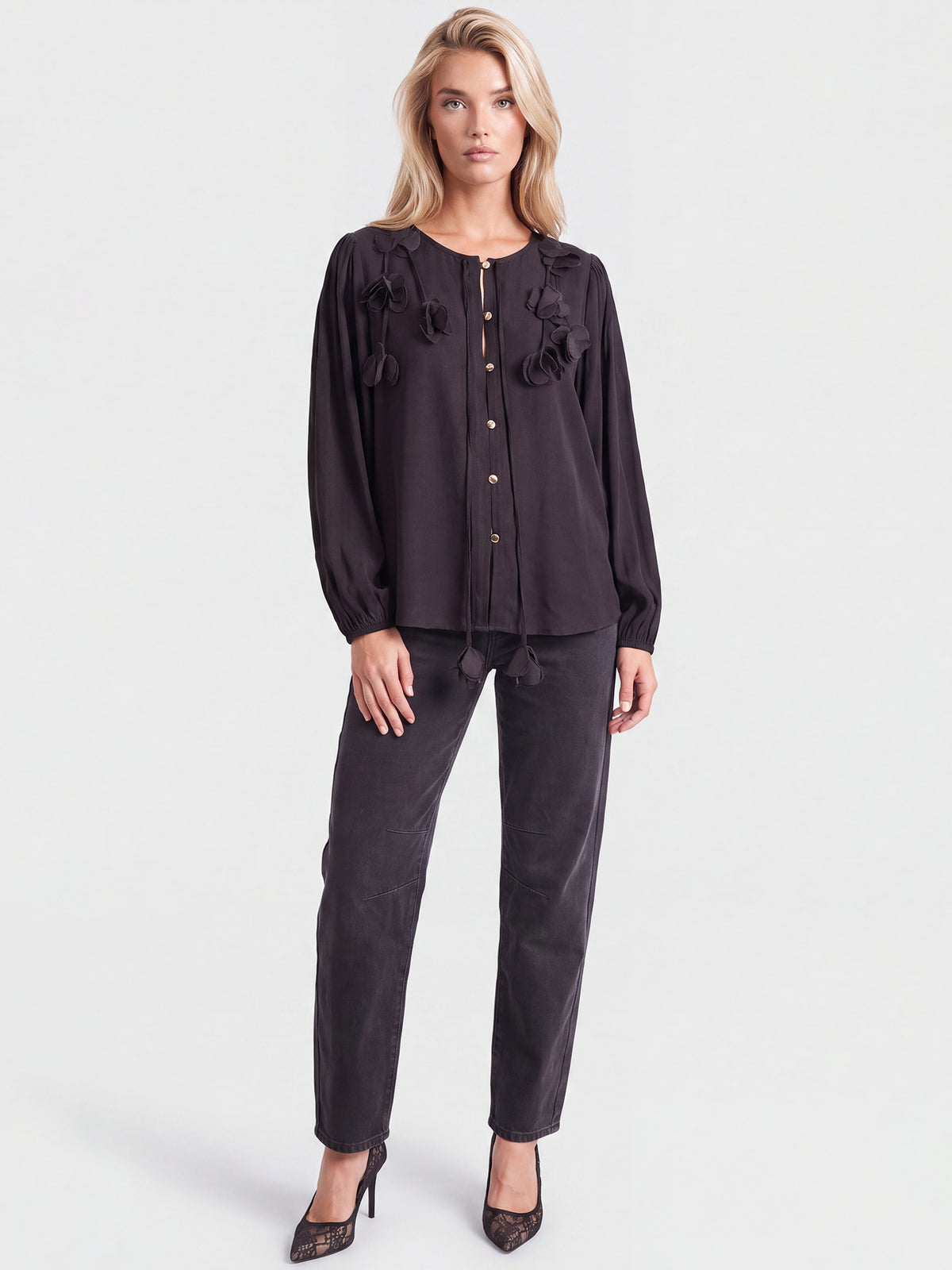 Bluse mit Blütenapplikationen | schwarz