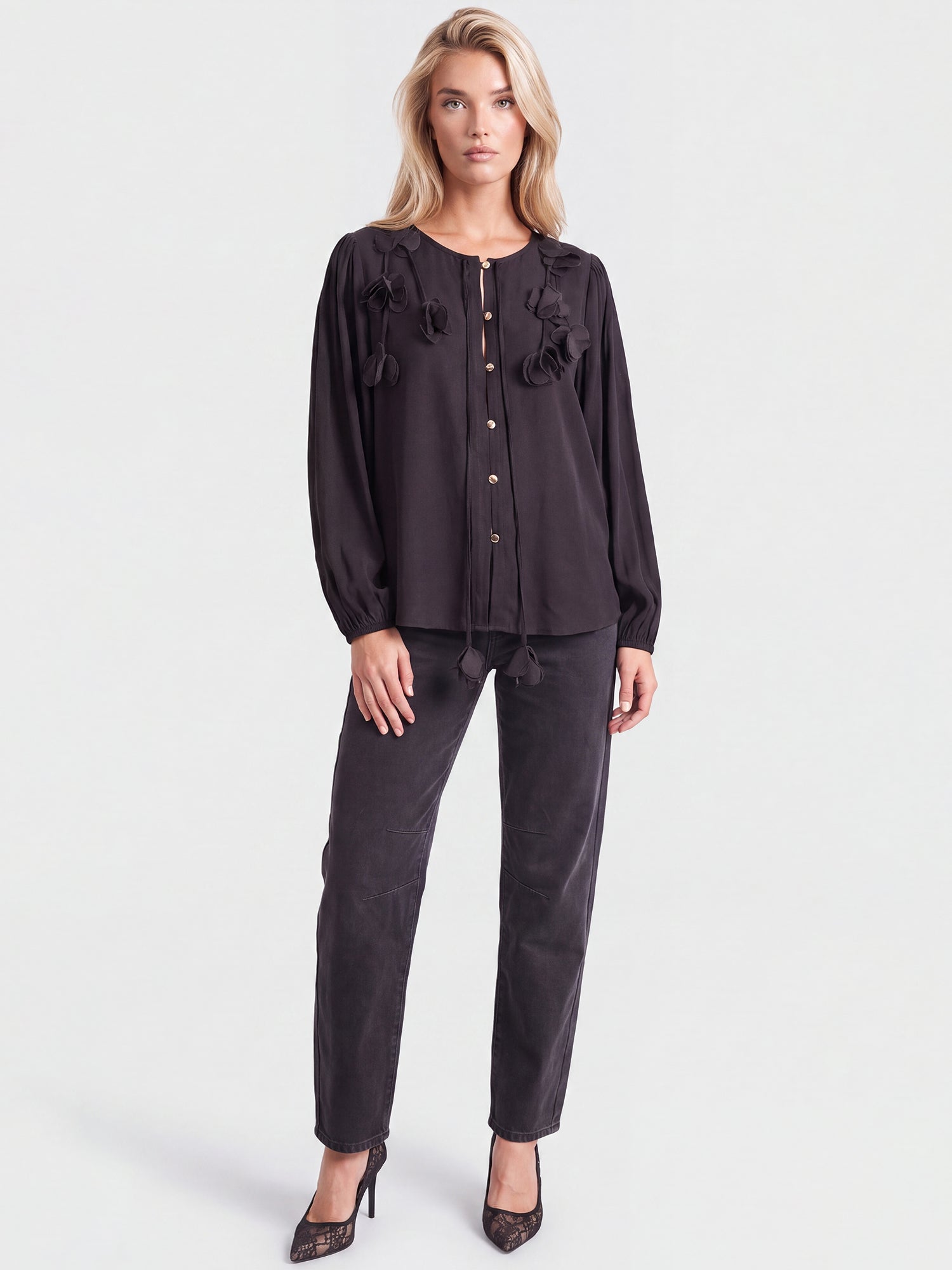 Bluse mit Blütenapplikationen | schwarz