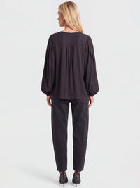 Bluse mit Blütenapplikationen | schwarz
