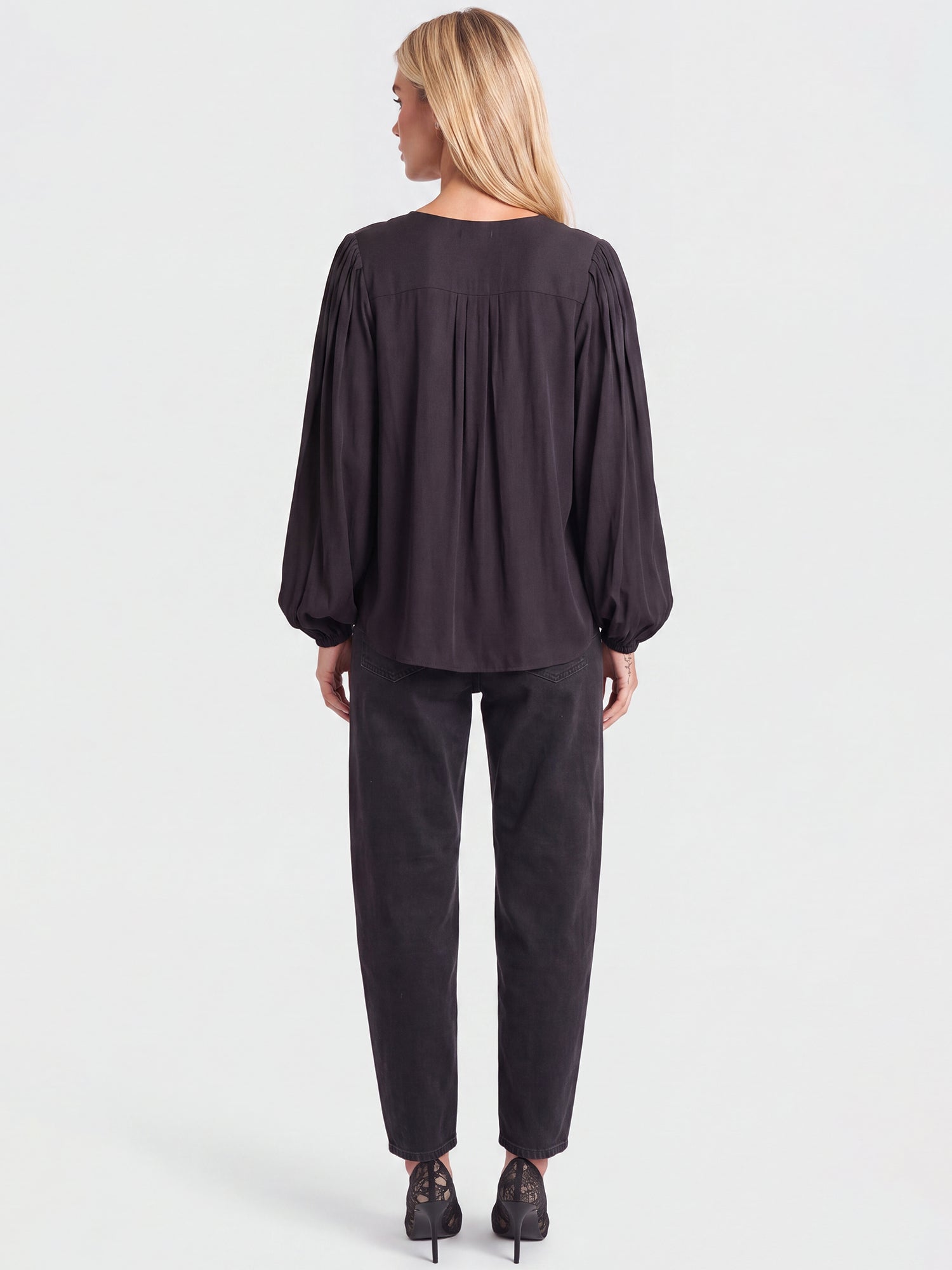 Bluse mit Blütenapplikationen | schwarz