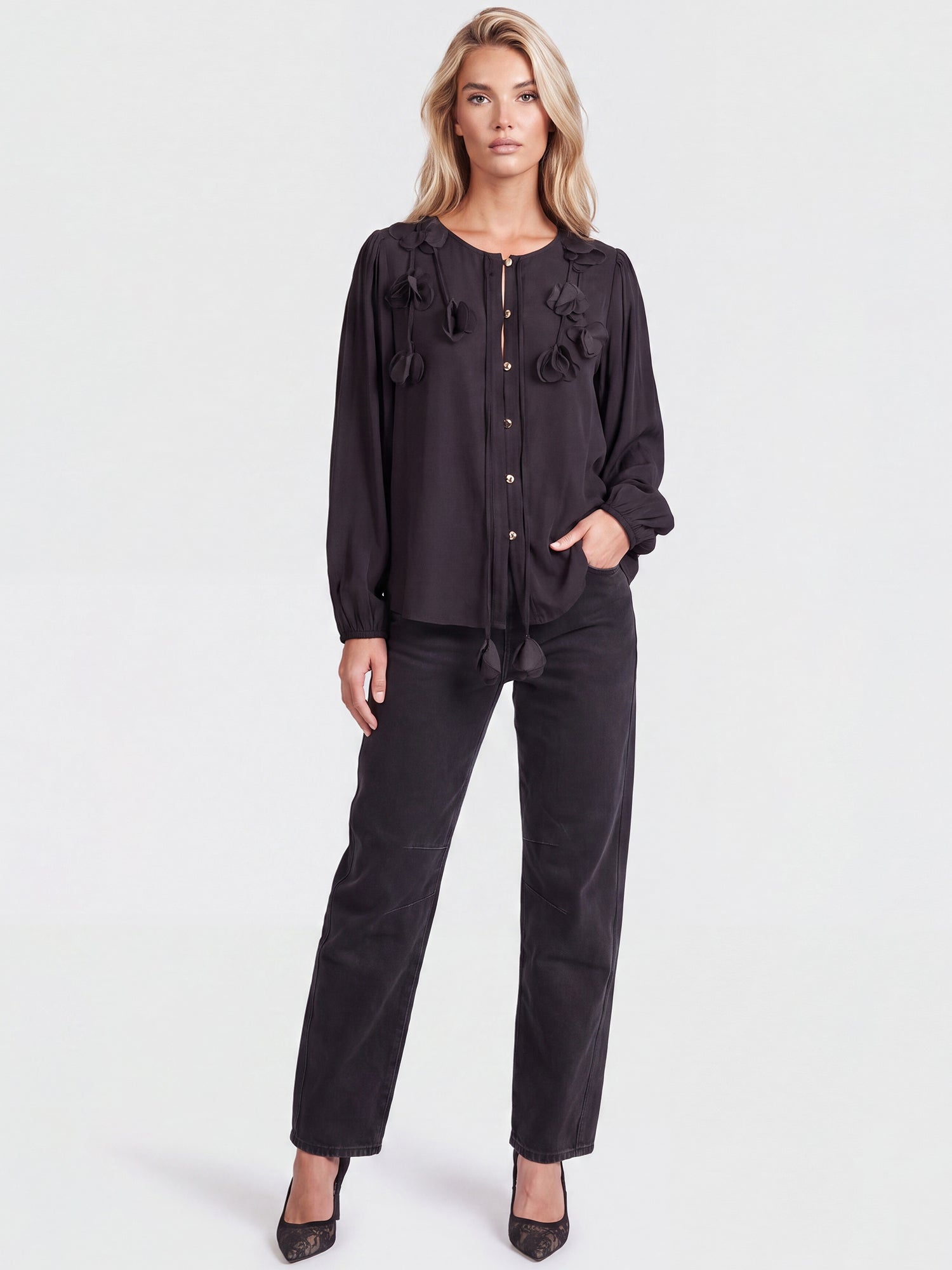 Bluse mit Blütenapplikationen | schwarz