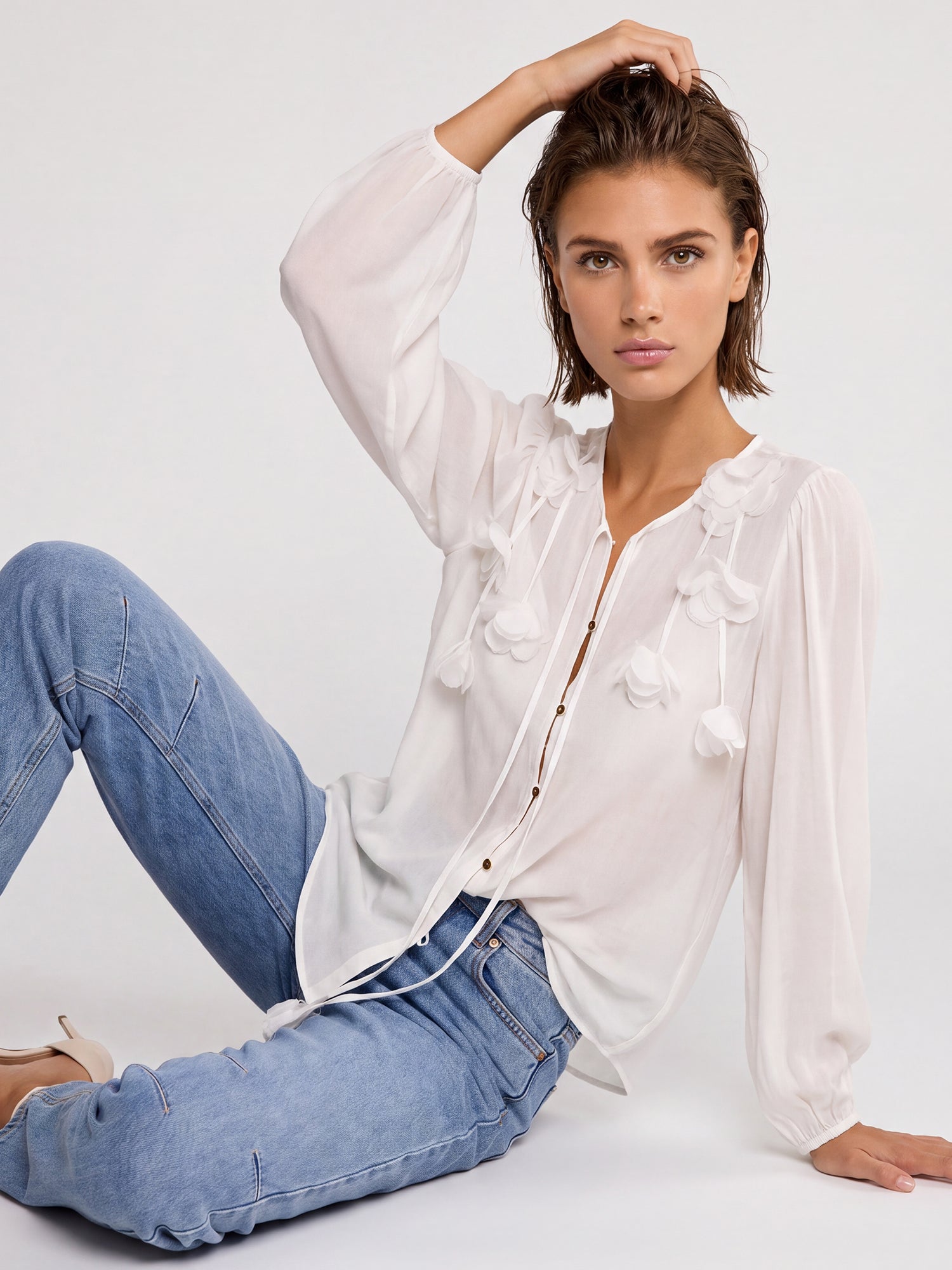 Bluse mit Blütenapplikationen | creme