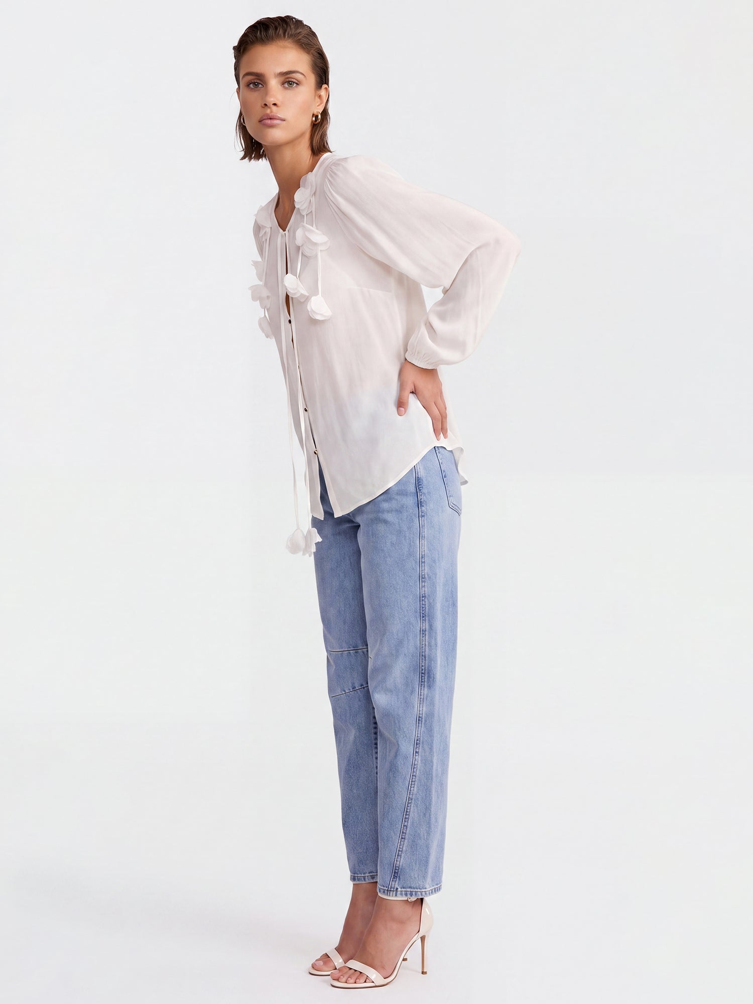Bluse mit Blütenapplikationen | creme