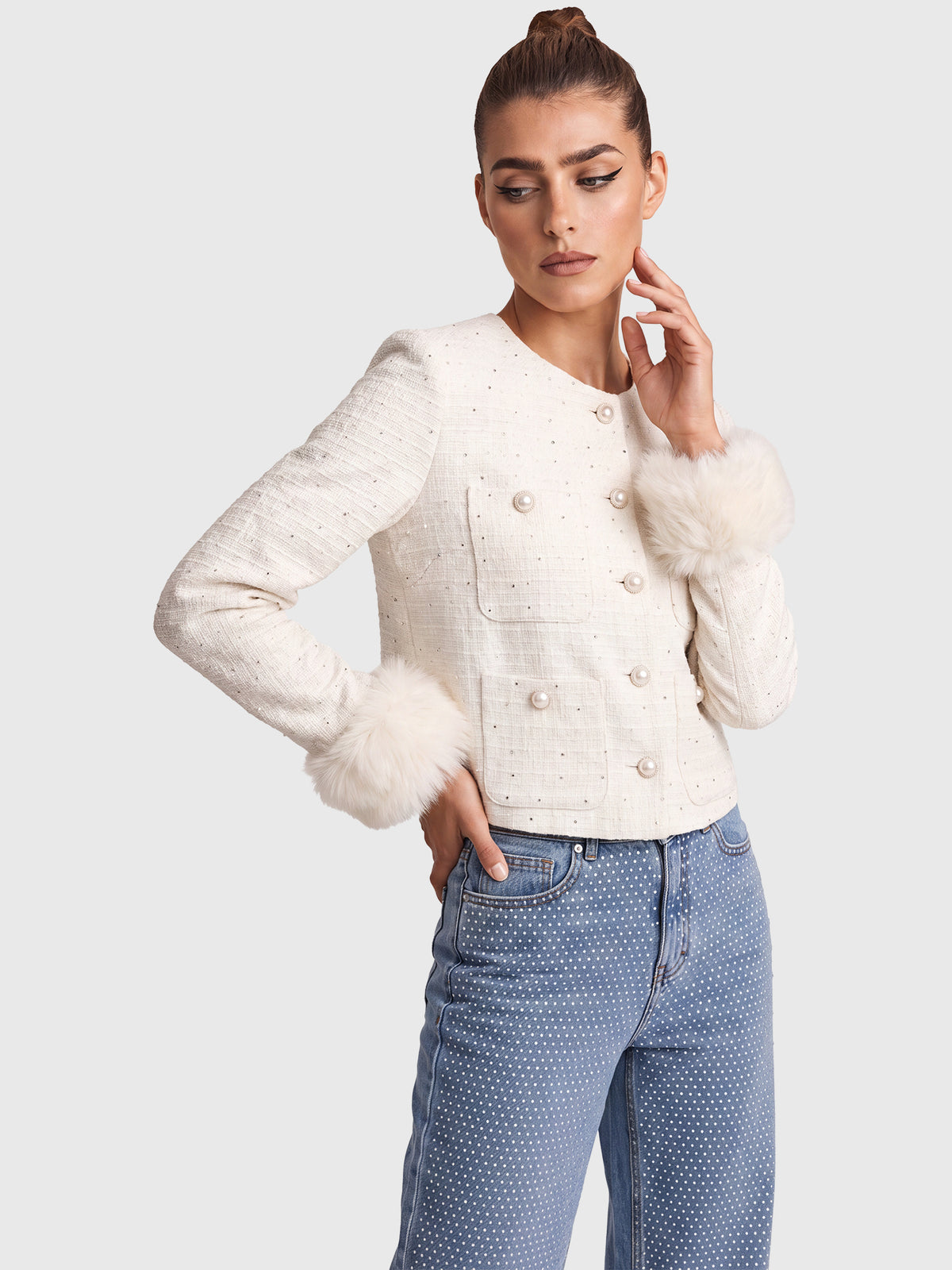 Boucléblazer mit Pailletten und Kunstfellstulpen | creme