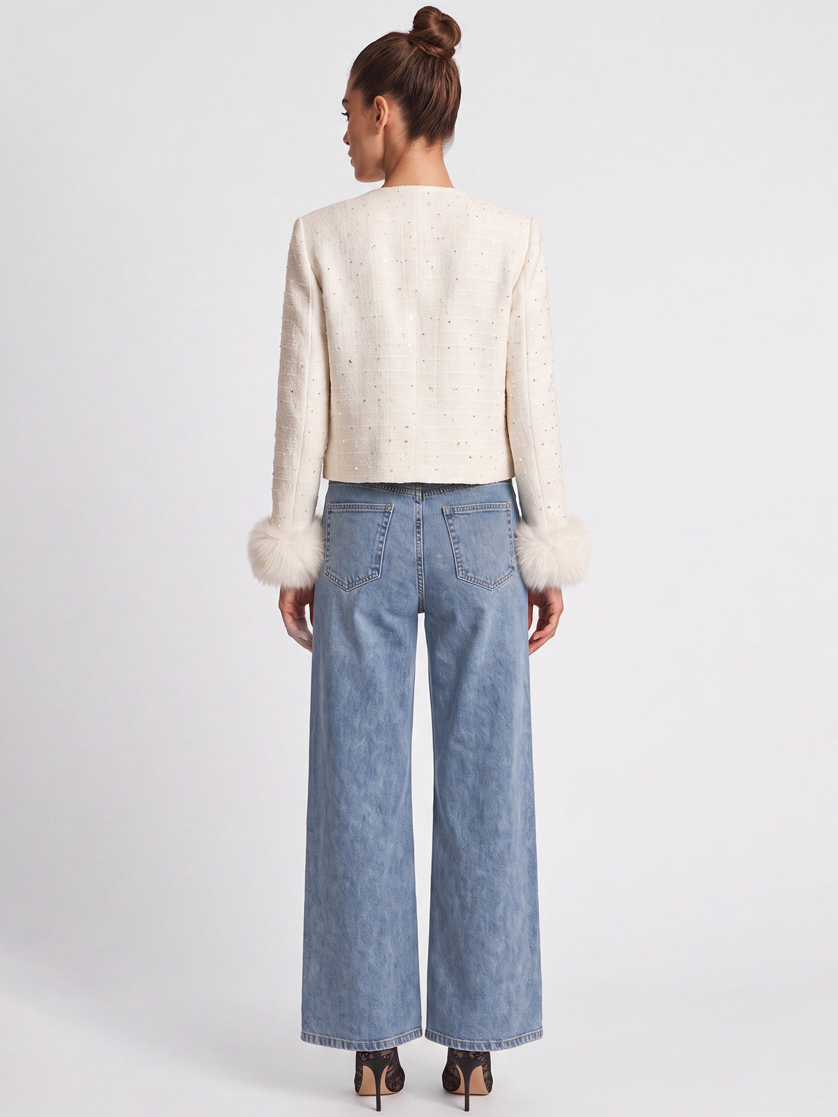 Boucléblazer mit Pailletten und Kunstfellstulpen | creme