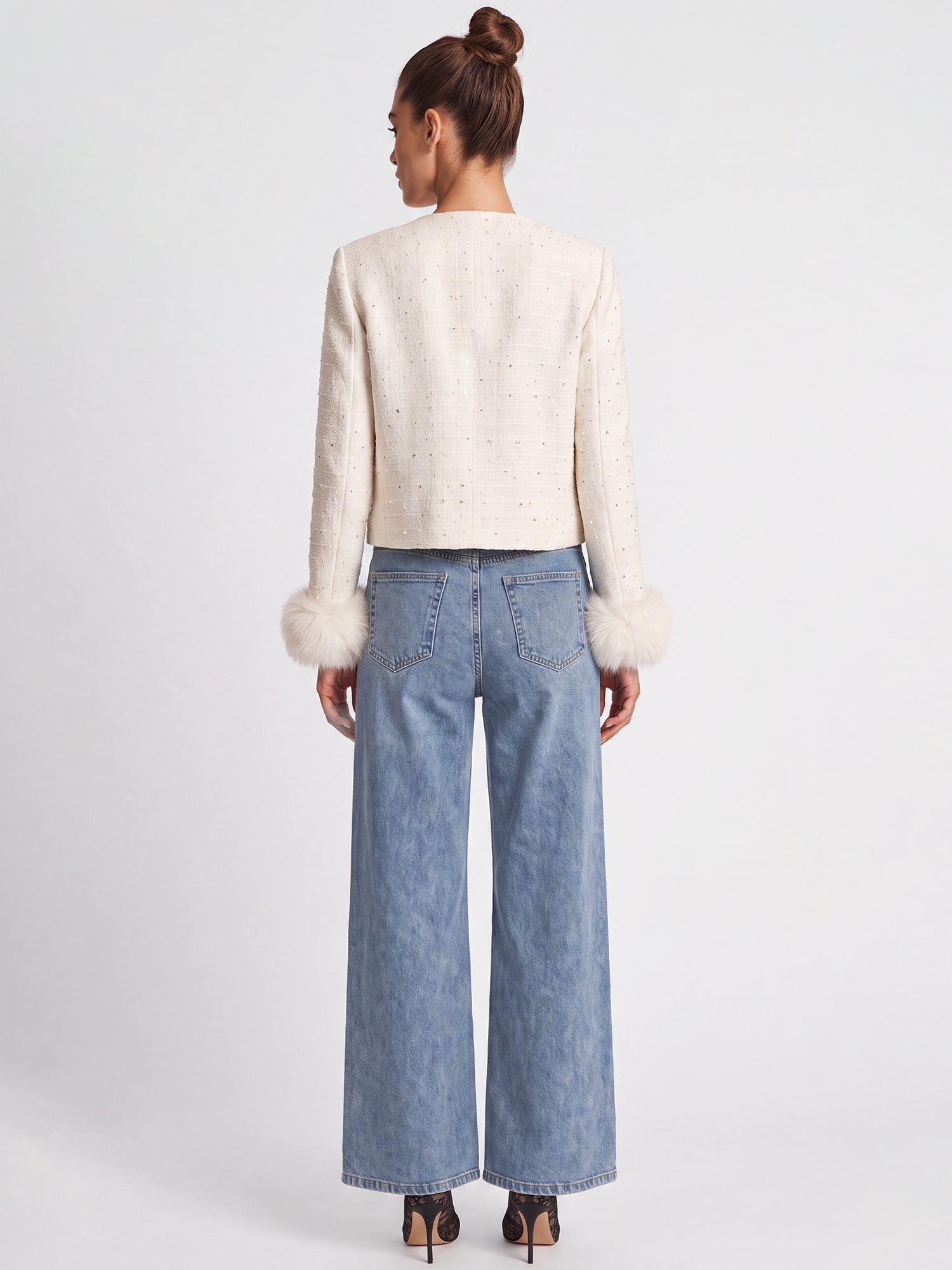 Boucléblazer mit Pailletten und Kunstfellstulpen | creme