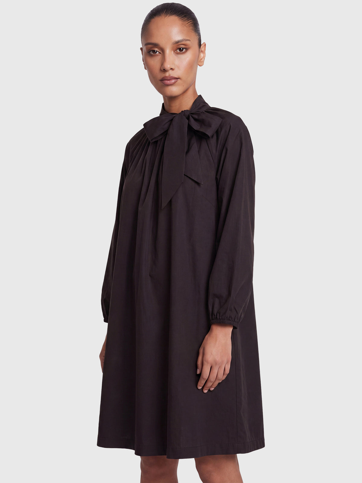 APART Oversized Taftkleid mit Bindekragen | schwarz