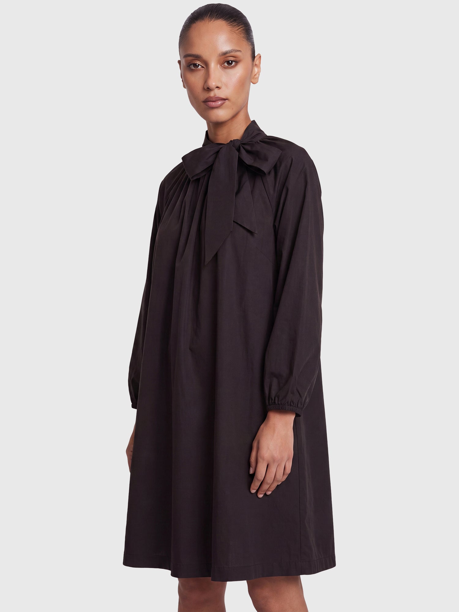 APART Oversized Taftkleid mit Bindekragen | schwarz