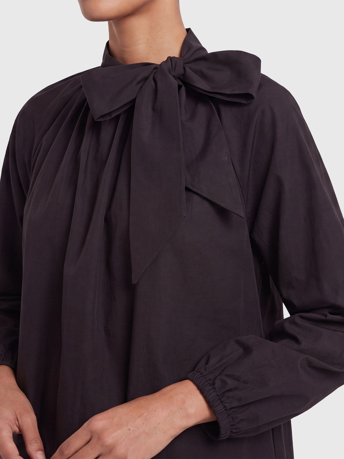 APART Oversized Taftkleid mit Bindekragen | schwarz