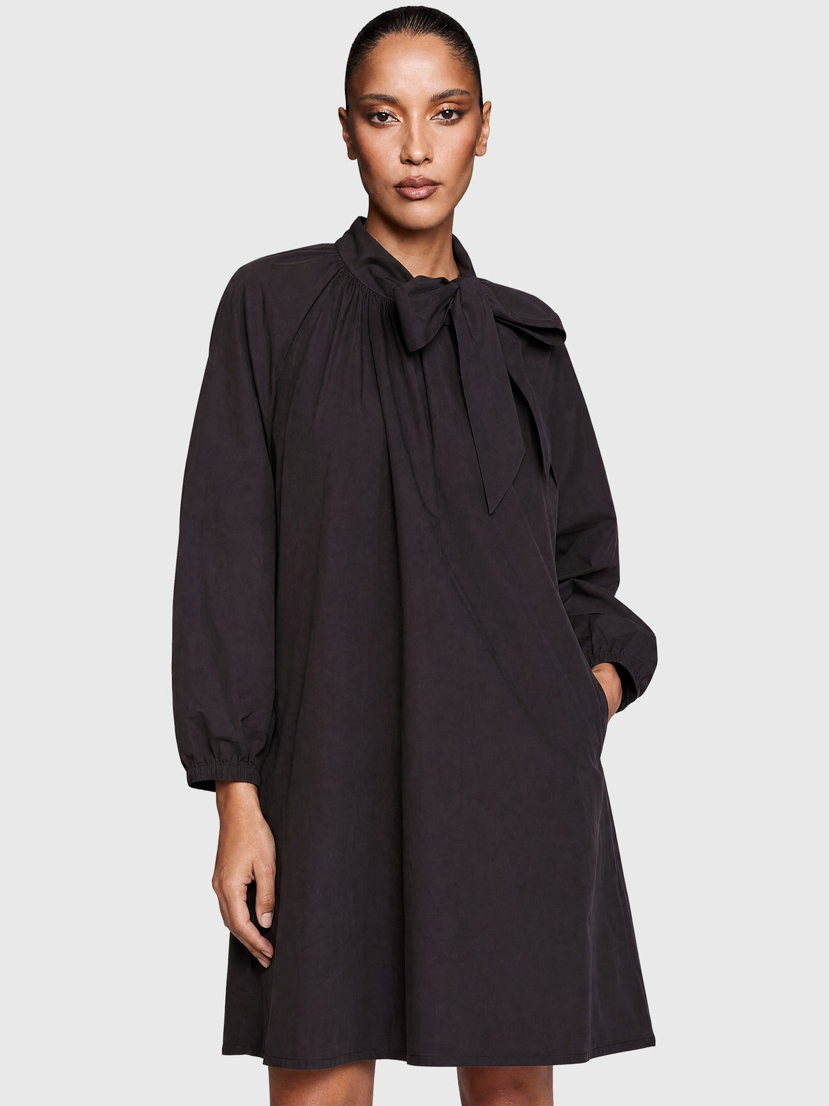 APART Oversized Taftkleid mit Bindekragen | schwarz