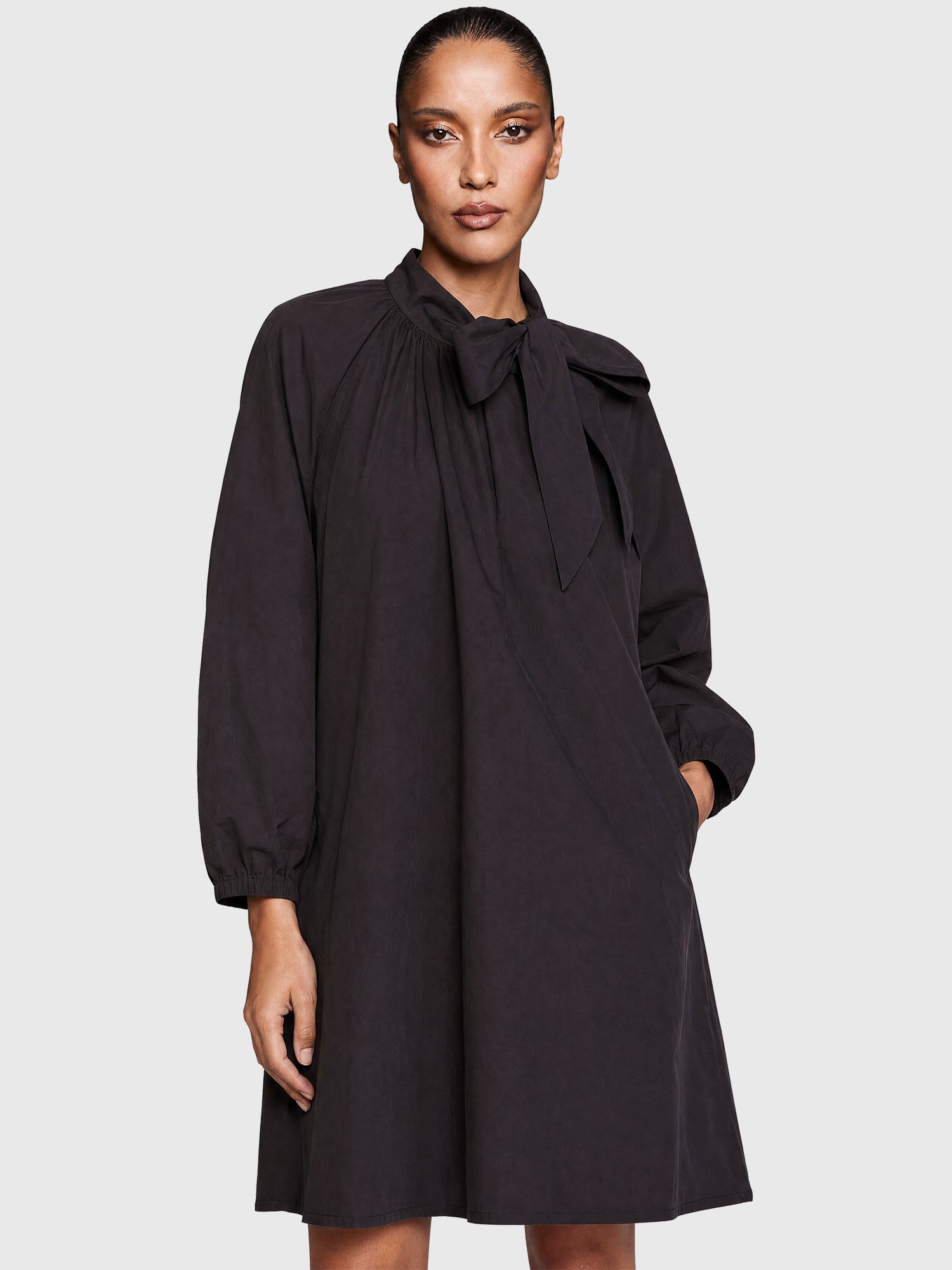 APART Oversized Taftkleid mit Bindekragen | schwarz