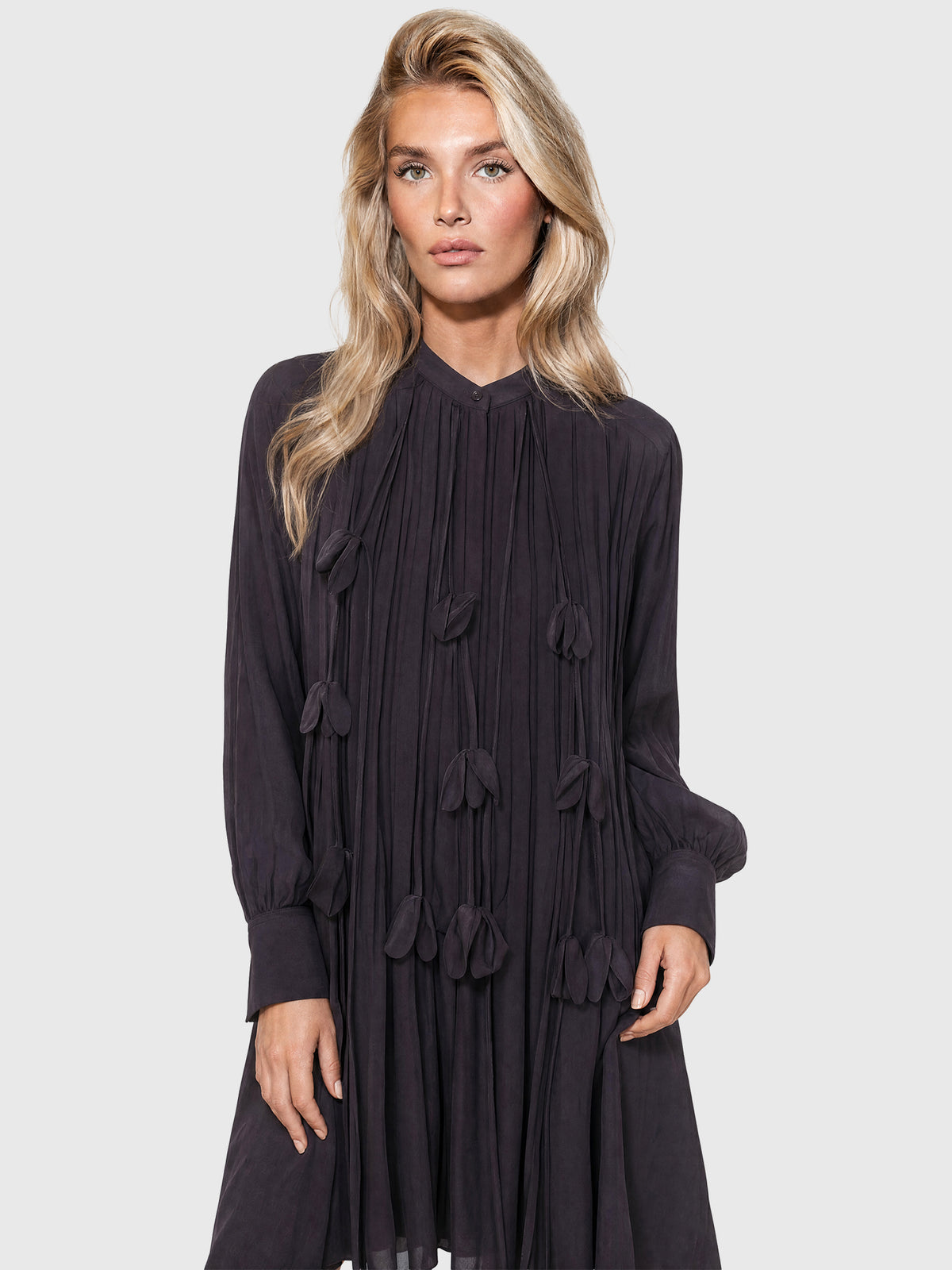 APART Oversized Kleid mit Organza-Blüten | schwarz
