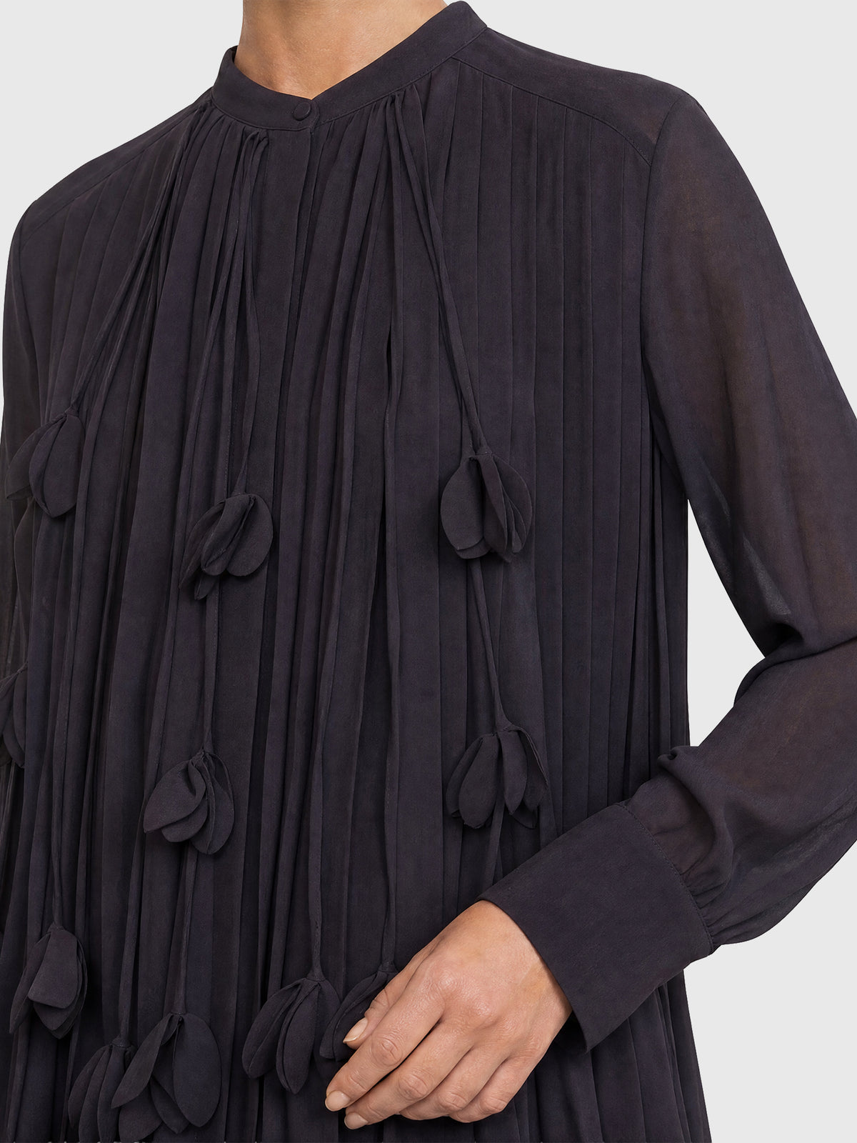 APART Oversized Kleid mit Organza-Blüten | schwarz