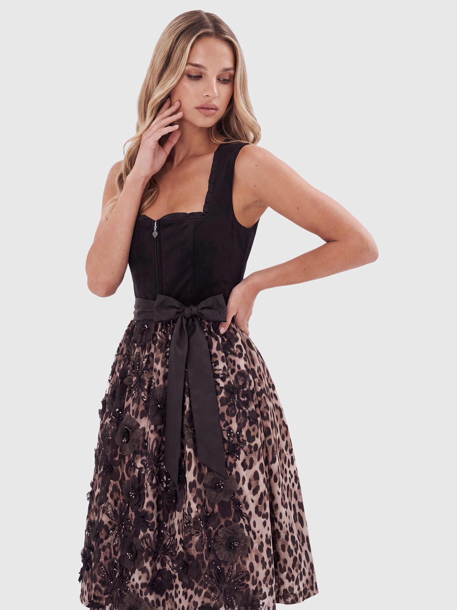 Dirndl aus Samt mit Tüllschürze | schwarz-multicolor