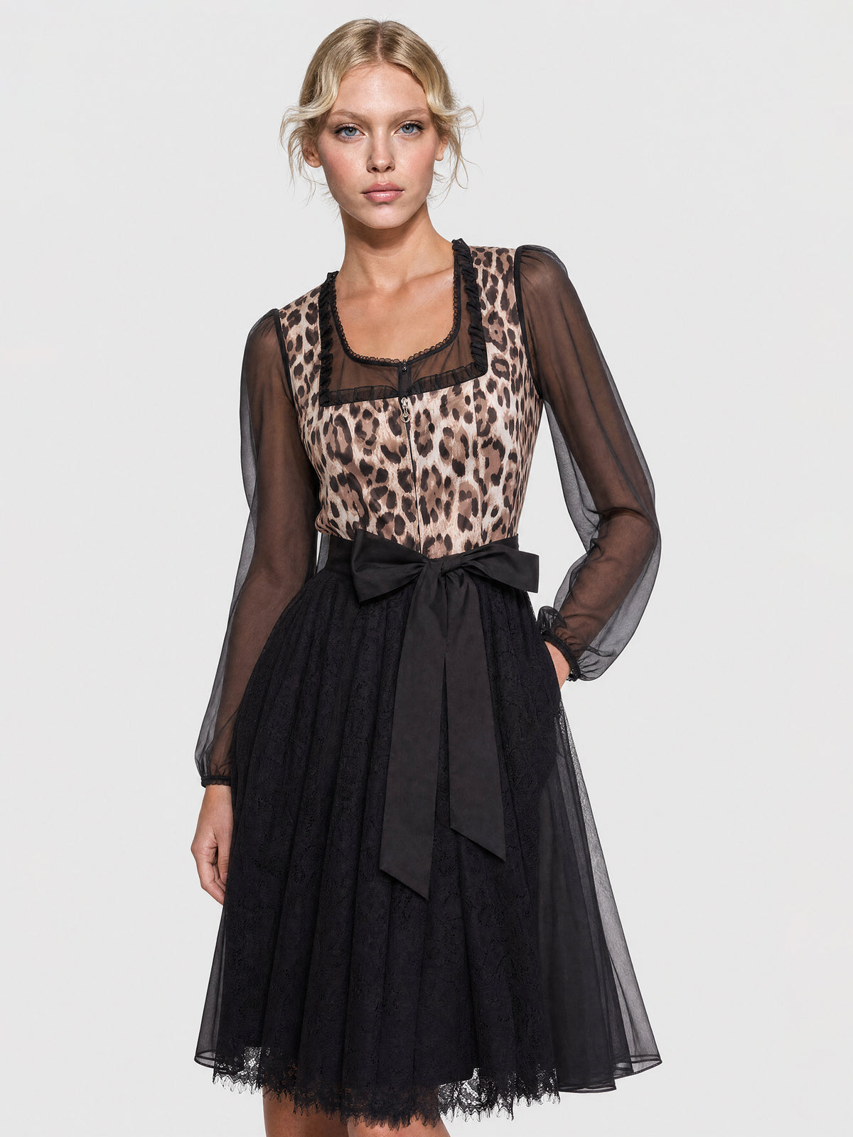 Dirndl-Bluse aus Organza mit Puffärmeln | schwarz