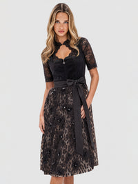 Dirndl-Bluse aus Spitze mit besonderem Ausschnitt | schwarz