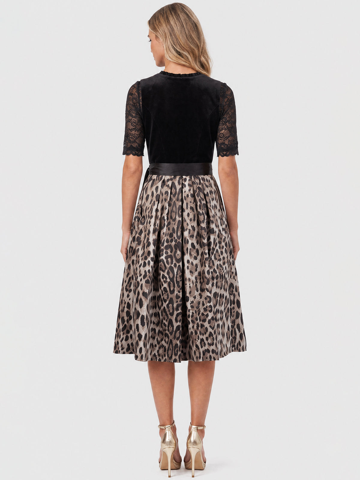 Dirndl-Bluse aus Spitze mit besonderem Ausschnitt | schwarz
