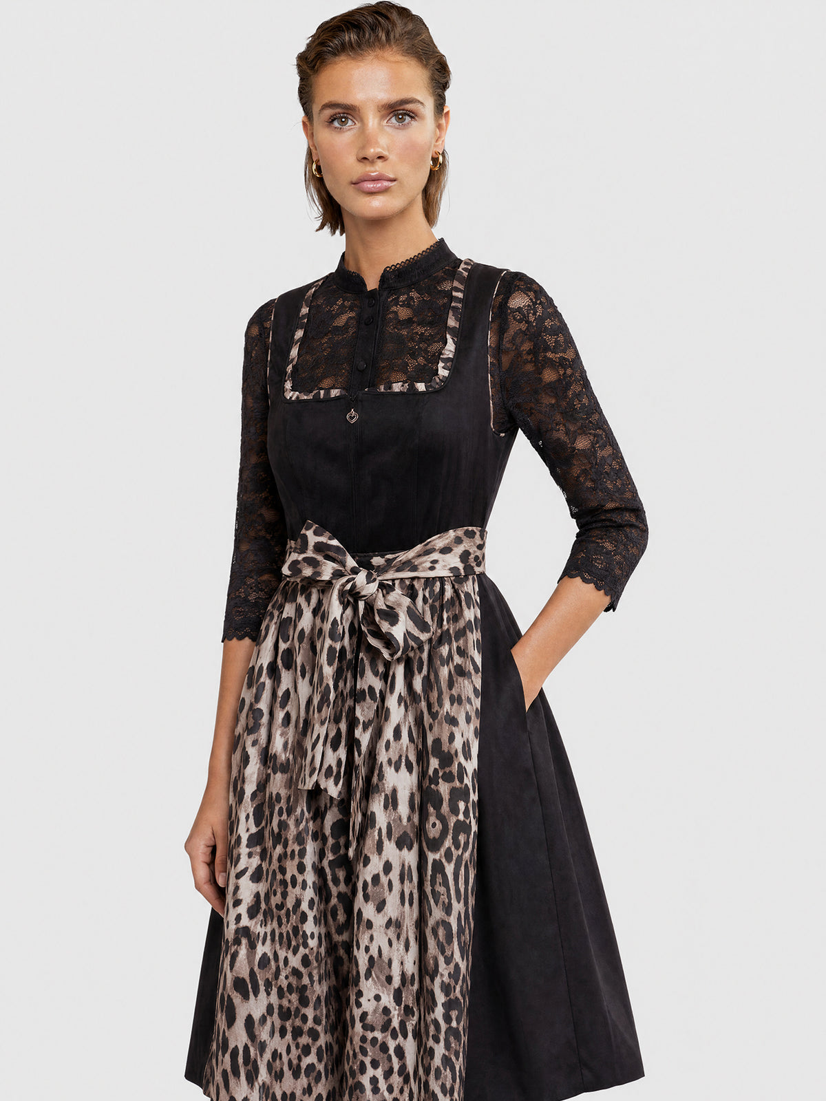 Dirndl-Bluse aus Spitze mit Stehkragen | schwarz