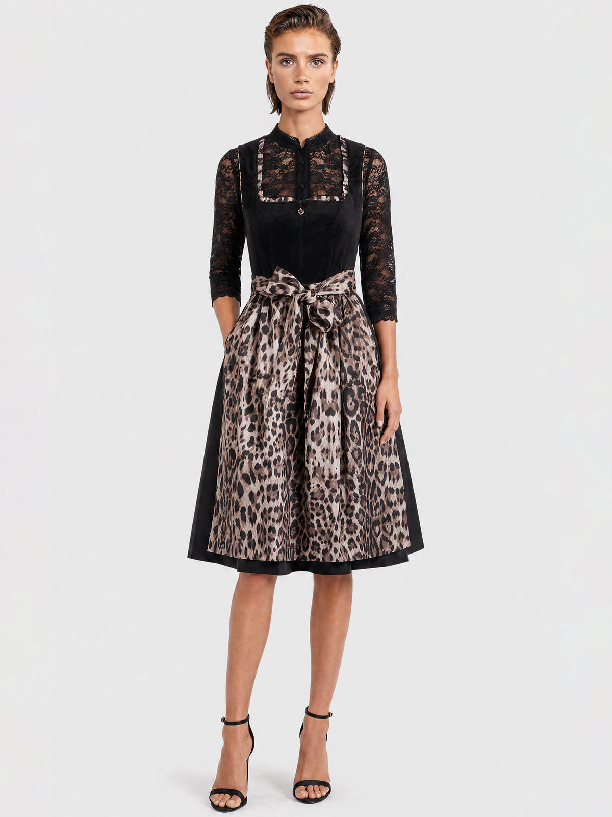 Dirndl-Bluse aus Spitze mit Stehkragen | schwarz
