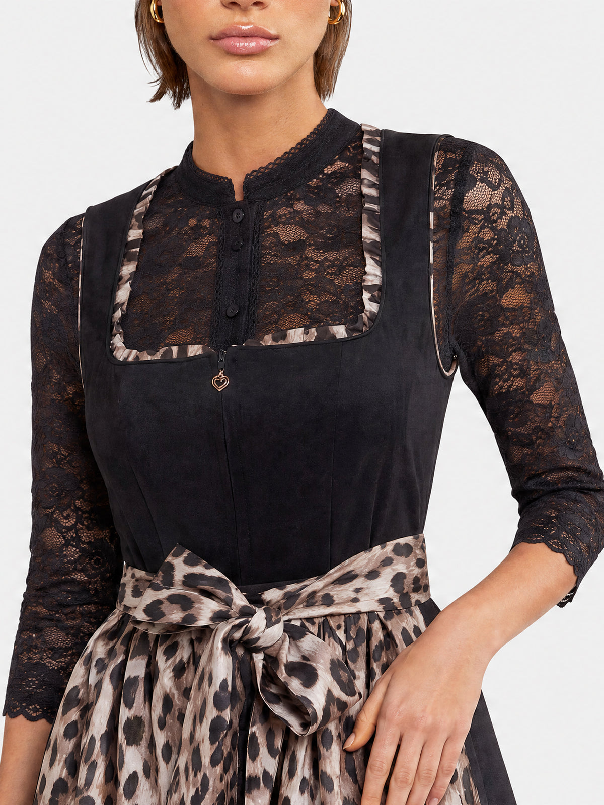 Dirndl-Bluse aus Spitze mit Stehkragen | schwarz
