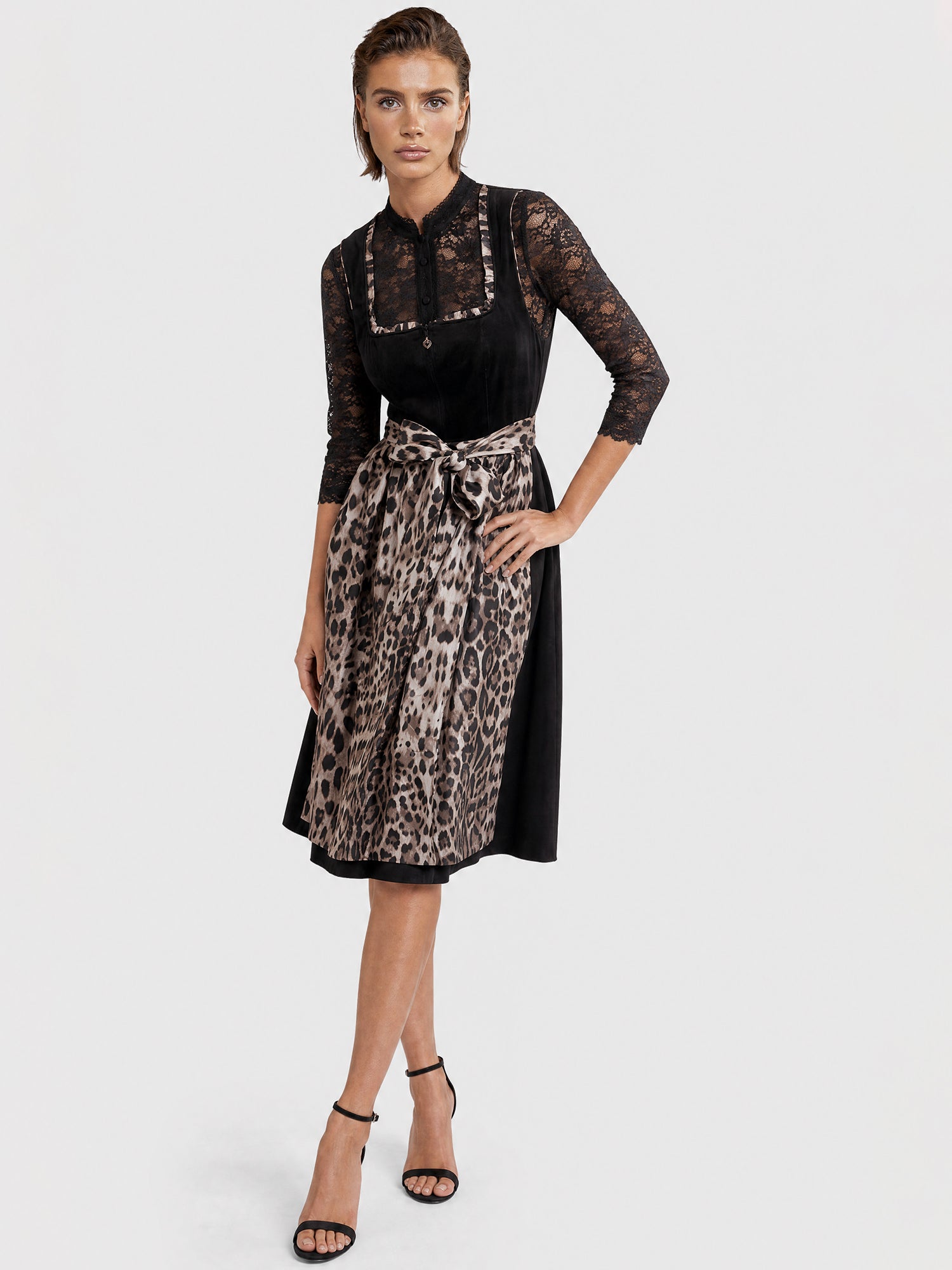 Dirndl-Bluse aus Spitze mit Stehkragen | schwarz