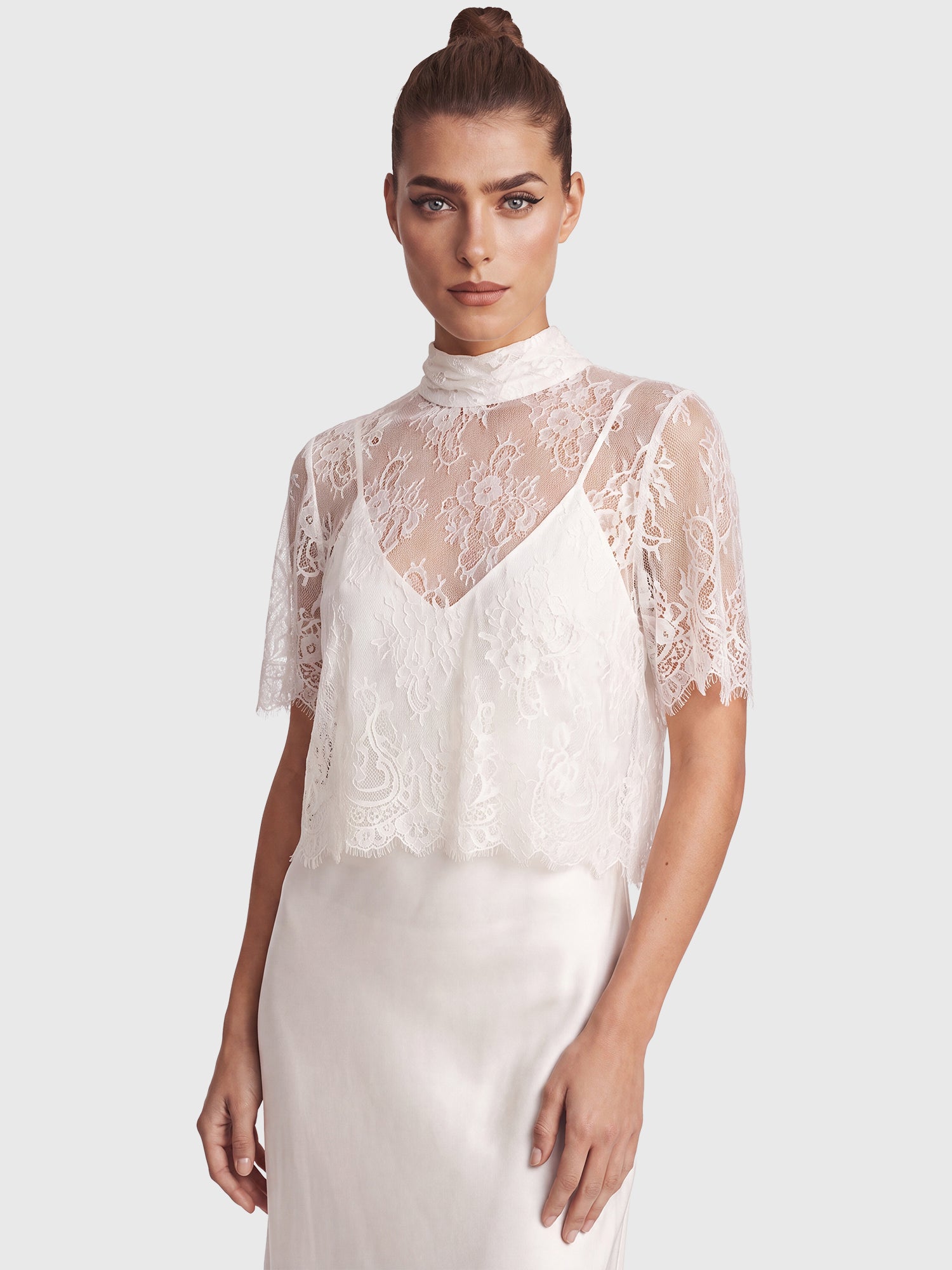 APART Langes Hochzeitskleid aus Satin mit Spitzenjäckchen | creme