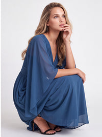 Abendkleid mit Drapierungen und Chiffonärmeln im Cape-Stil | petrol