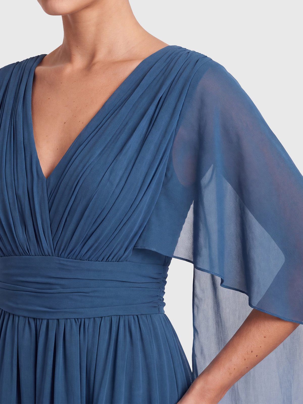 Abendkleid mit Drapierungen und Chiffonärmeln im Cape-Stil | petrol