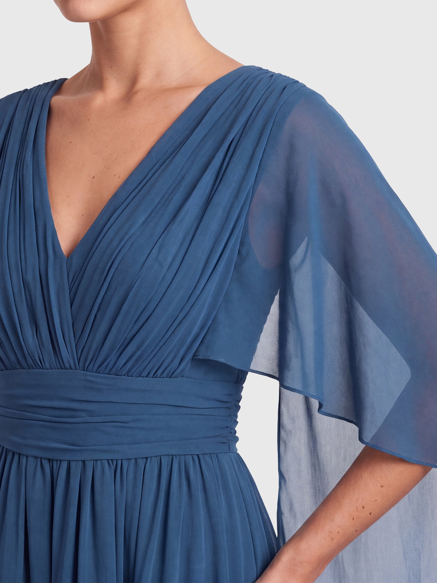 Abendkleid mit Drapierungen und Chiffonärmeln im Cape-Stil | petrol
