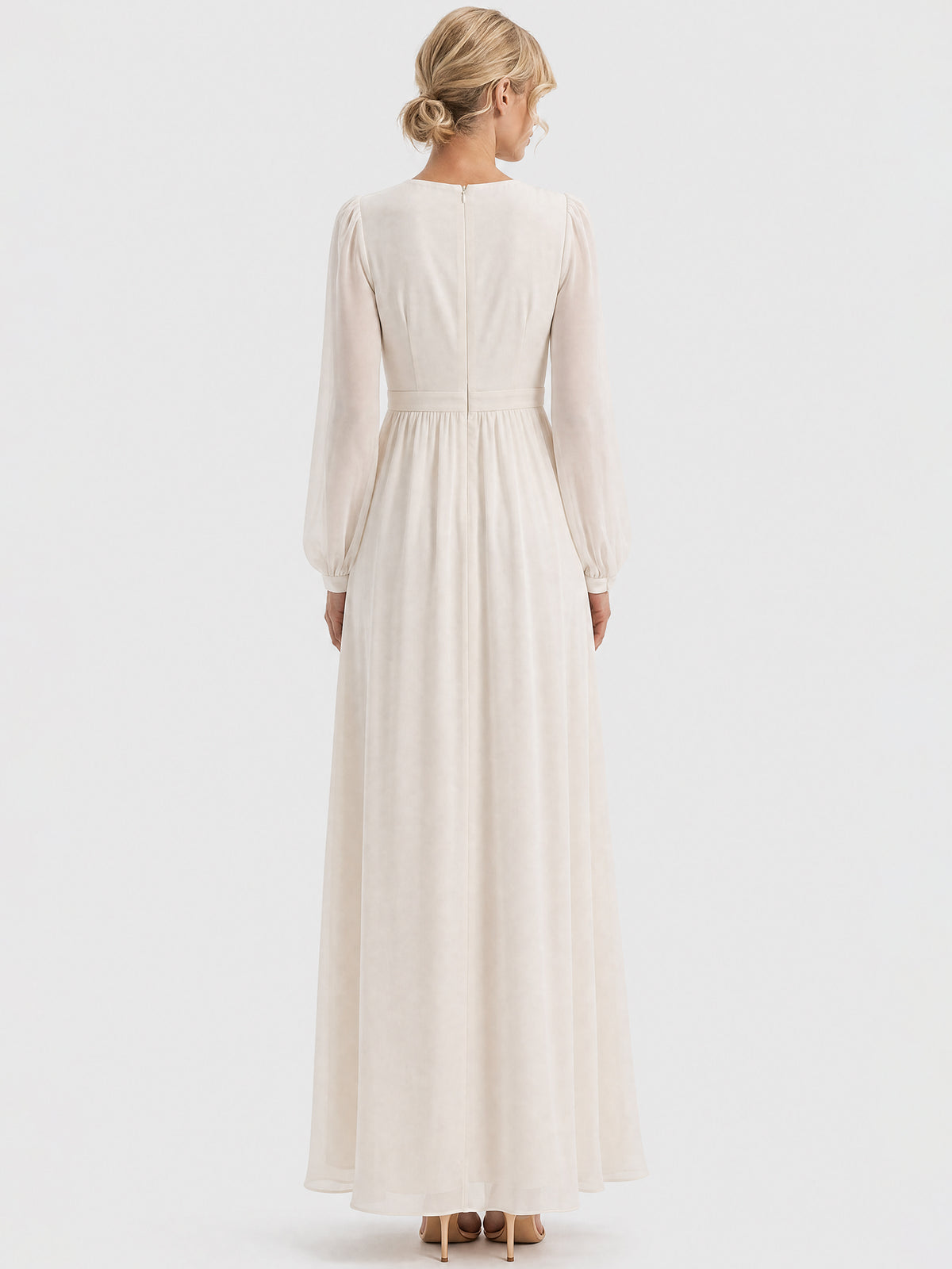 APART Langes Hochzeitskleid aus Chiffon mit semitransparenten Ärmeln | creme