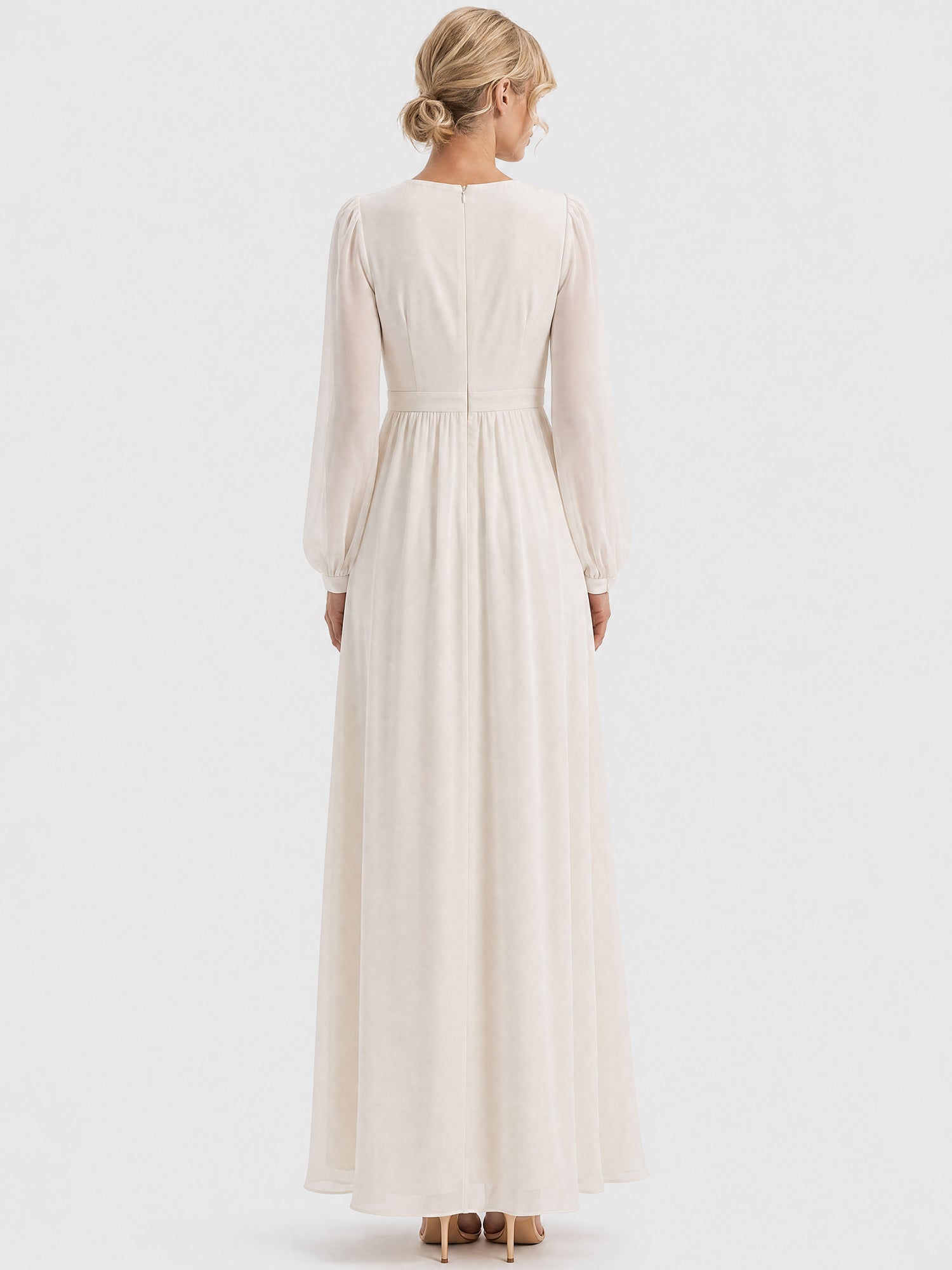APART Langes Hochzeitskleid aus Chiffon mit semitransparenten Ärmeln | creme