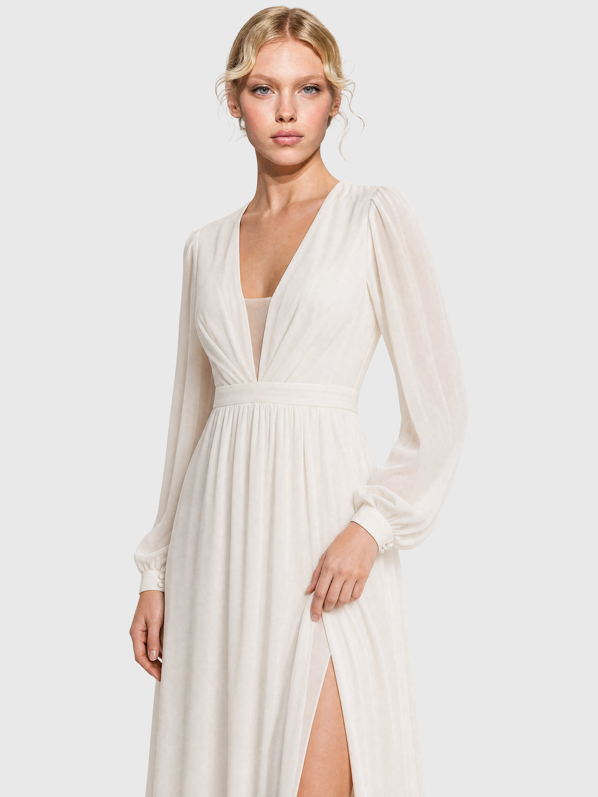 APART Langes Hochzeitskleid aus Chiffon mit semitransparenten Ärmeln | creme