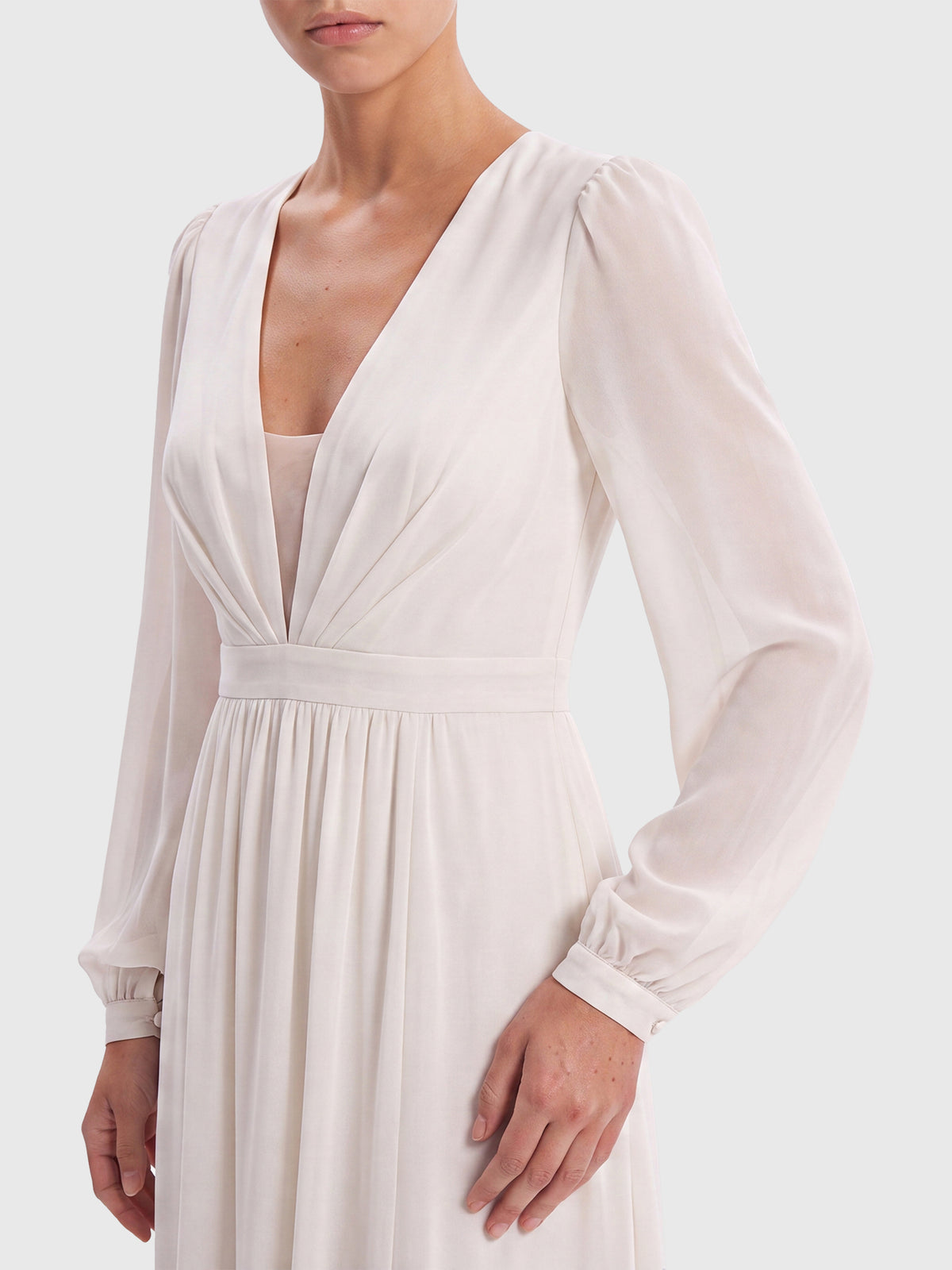 APART Langes Hochzeitskleid aus Chiffon mit semitransparenten Ärmeln | creme